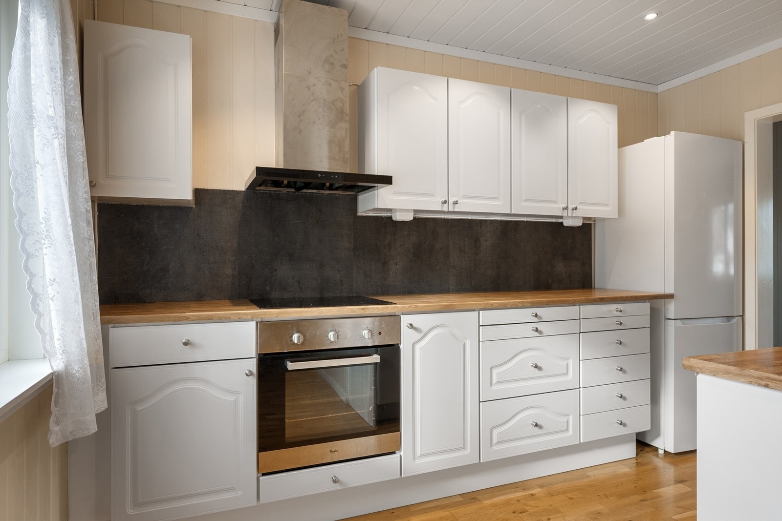 Kjøkkenet ble fornyet i 2019 og har en pen innredning med profilerte fronter og laminat benkeplate. Galleribilde