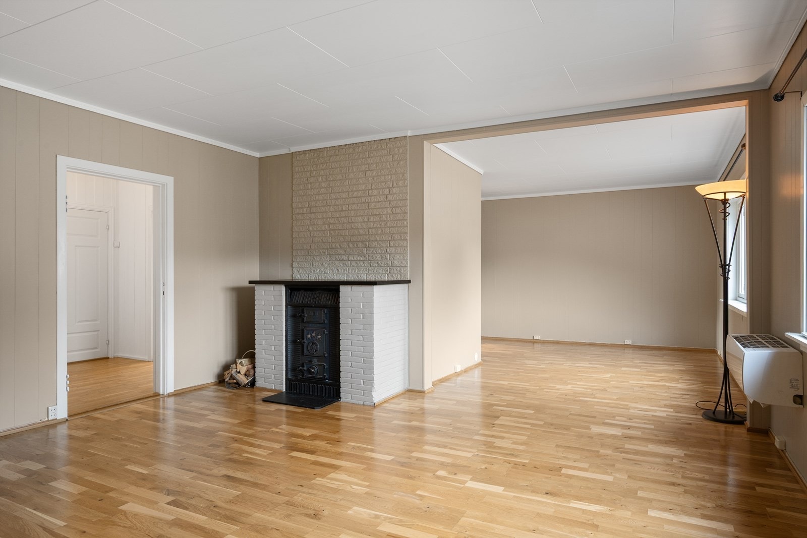 En innmurt vedovn gir god varme og bidrar til en hyggelig atmosfære på kalde dager. Galleribilde