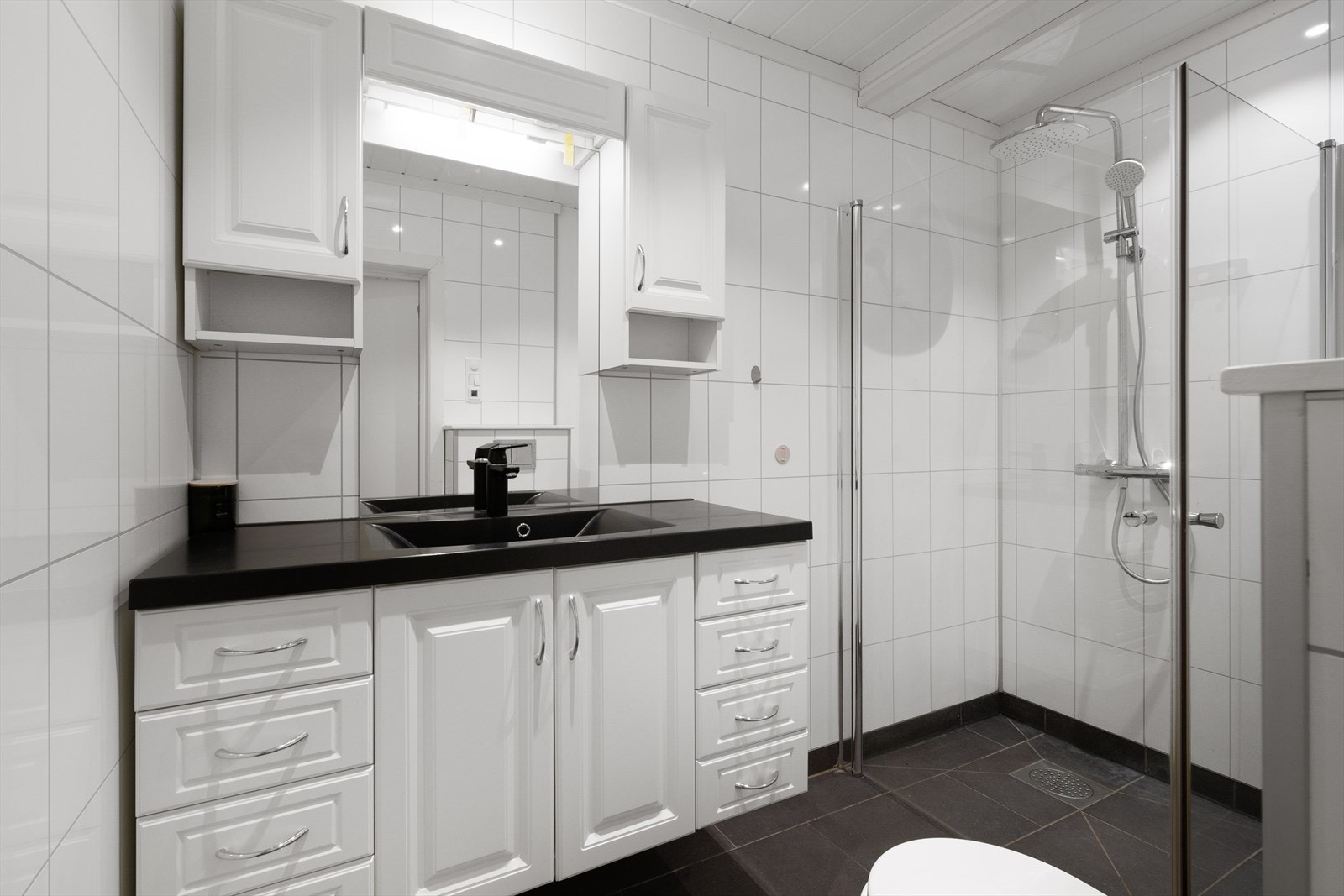 Badet ble renovert i 2022 med flislagte gulv, baderomsplater på vegger og panel i himling. Galleribilde