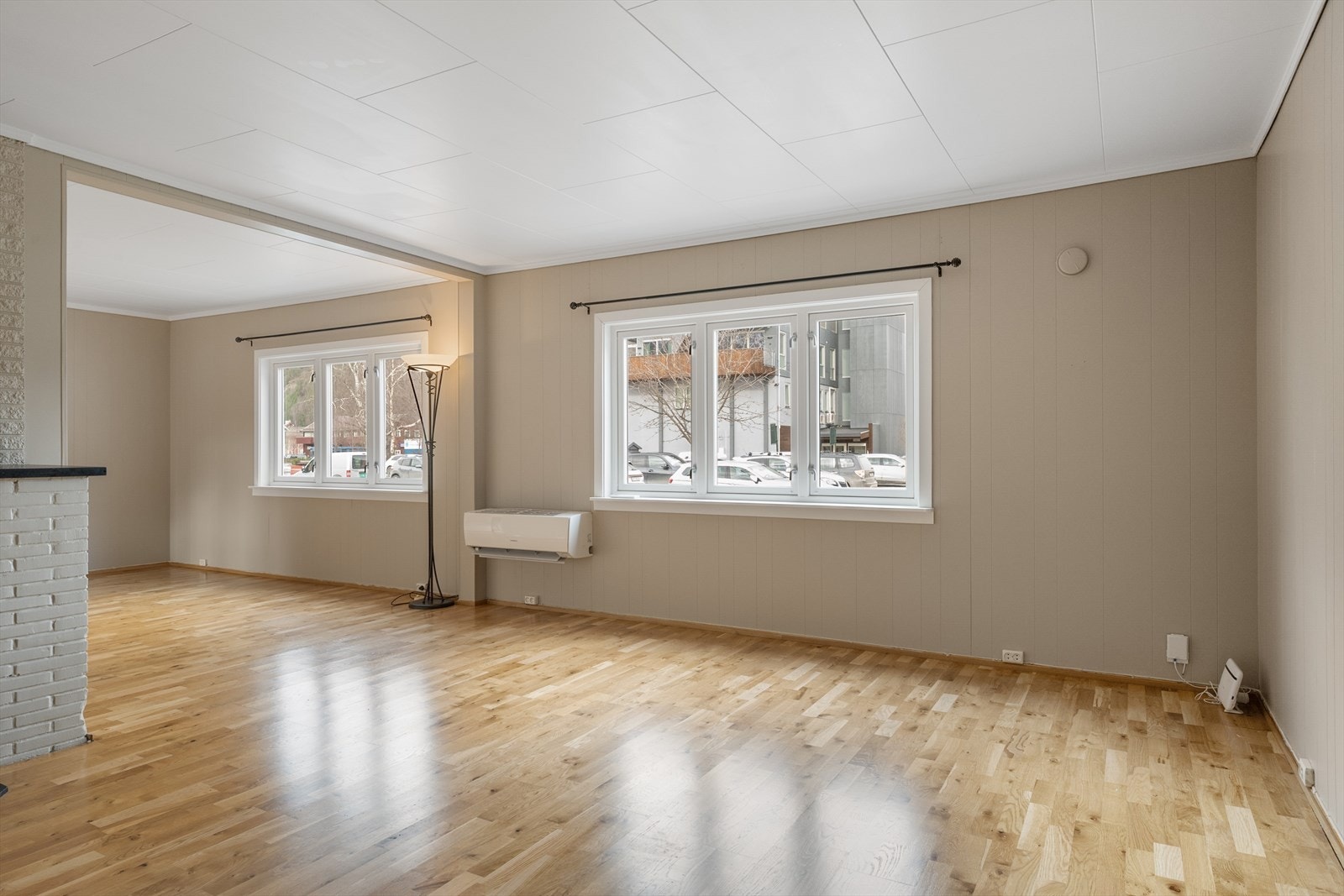 Stuen har god plass til sofagruppe. Vinduer med isolerglass som er av nyere dato. Galleribilde