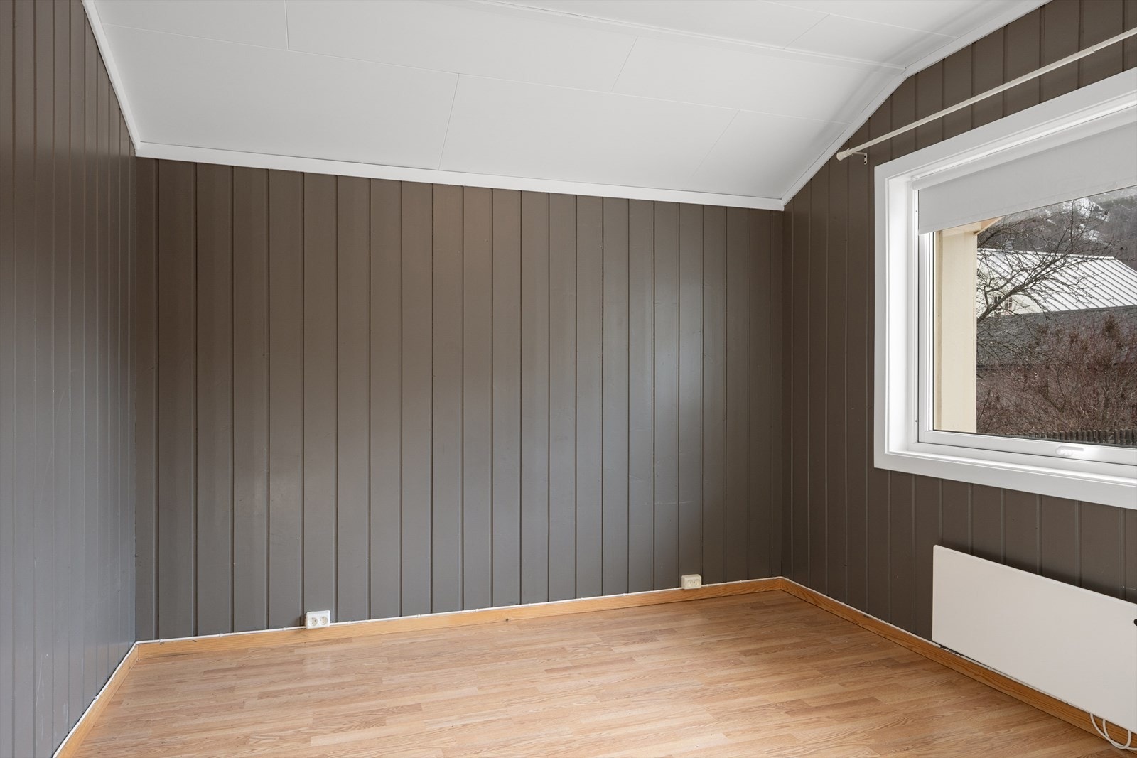 Boligens første soverom ligger praktisk til i første etasje og har god plass til dobbeltseng. Galleribilde