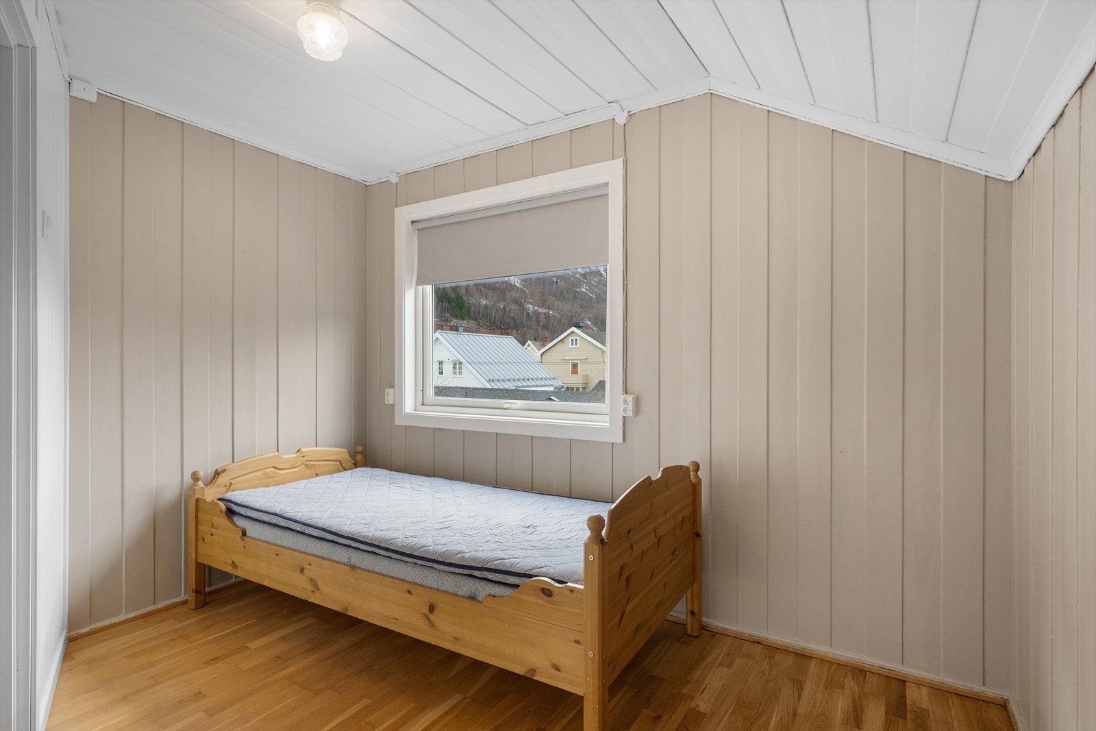 Også dette soverommet er av god størrelse, med trepanel på vegger og skråtak som gir en lun følelse. Galleribilde