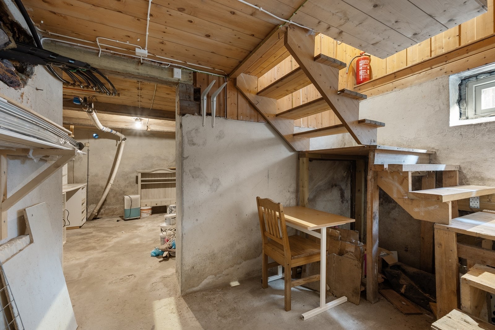 Kjelleren har støpt gulv og vegger av betong/mur. Et nytt kjellervindu er satt inn for bedre lufting. Galleribilde
