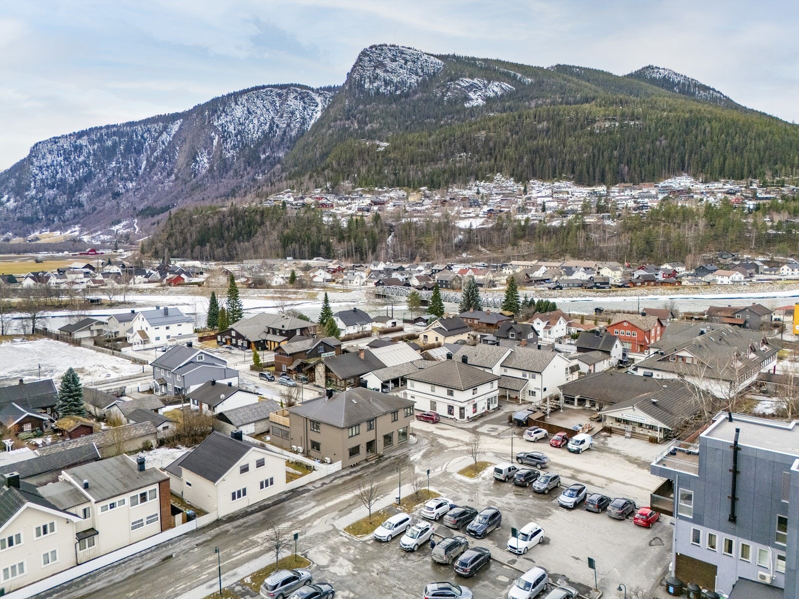 Denne eiendommen passer perfekt for deg som ønsker en innflyttingsklar bolig midt i sentrum. Galleribilde