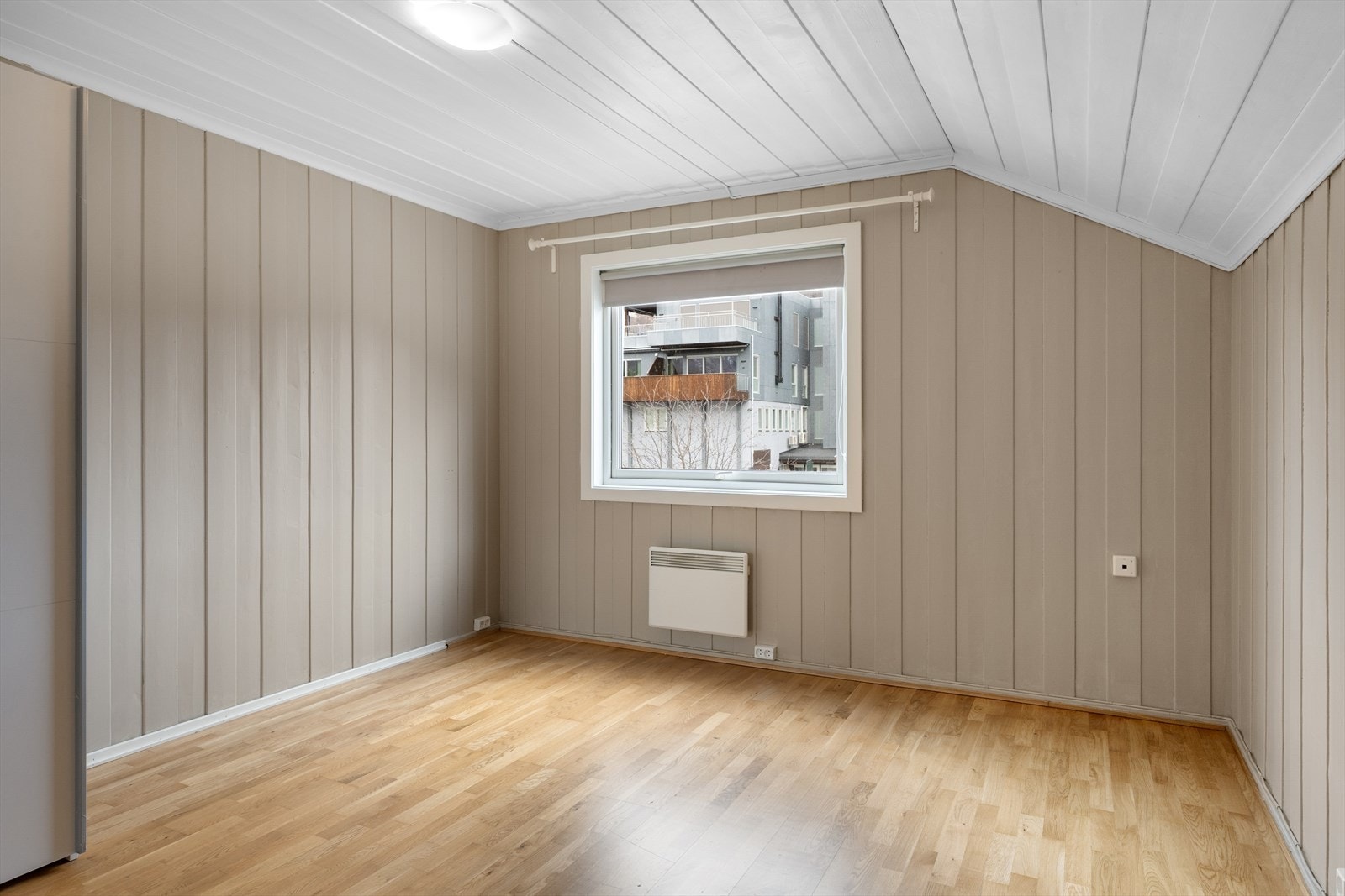 Et av de tre soverommene på loftet, med plass til seng og garderobeløsning. Galleribilde