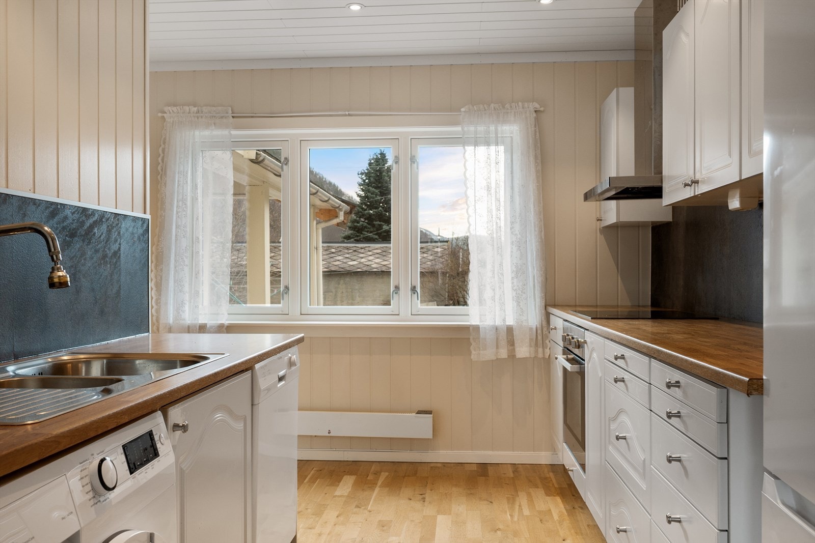 Vannrør til kjøkkenet ble skiftet i 2019, og en kjøkkenventilator sørger for utlufting gjennom yttervegg. Galleribilde