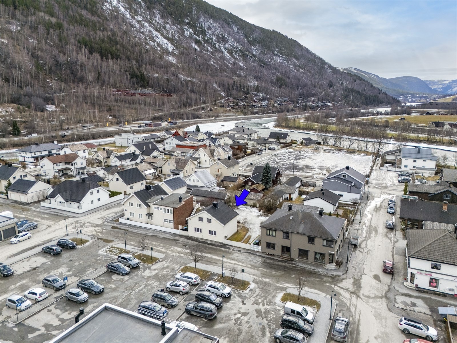 Beliggenheten er svært sentral midt i Otta sentrum, med nærhet til alt du trenger i hverdagen. Galleribilde