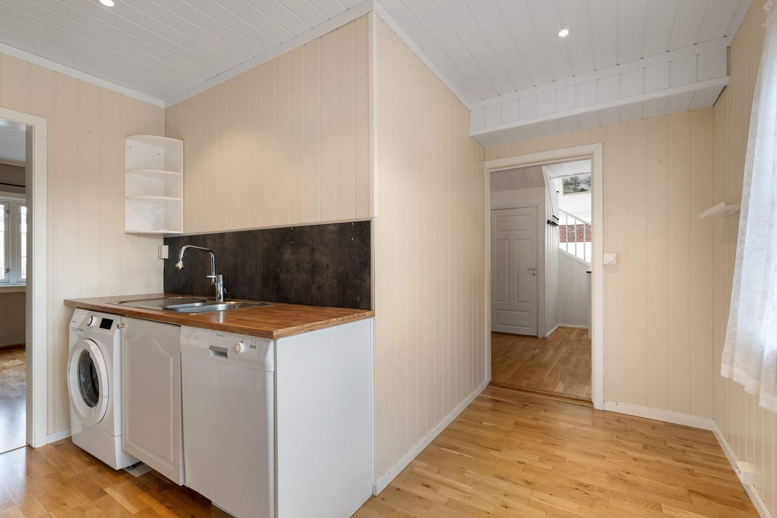 Her er det oppvaskmaskin, platetopp og stekeovn. Det er også opplegg for vaskemaskin. Galleribilde