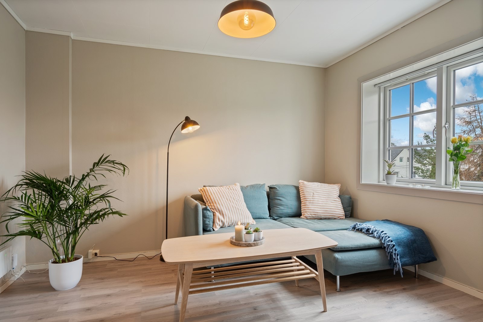 Stue med god veggplass og ulike møbleringsmuligheter. Brede vinduskarmer og store vindusflater. Galleribilde