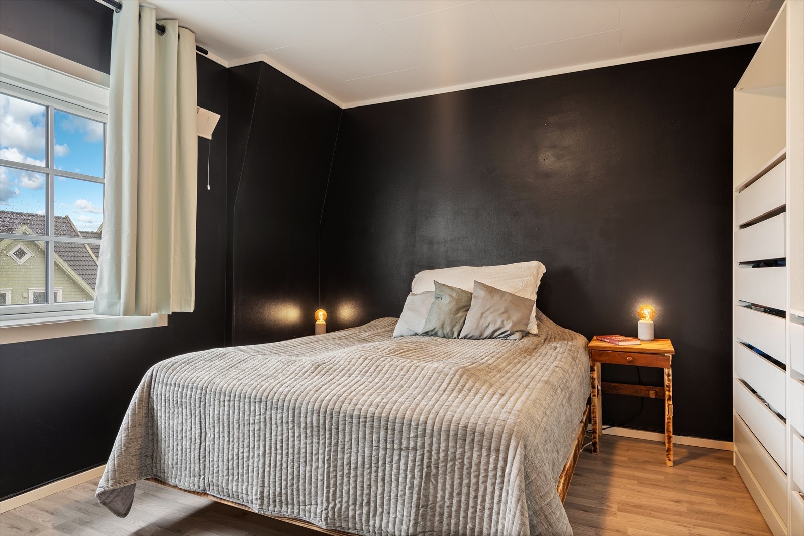 Soverommet er innredet med en romslig garderobe og det er i tillegg god plass til dobbeltseng og annet møblement. Galleribilde