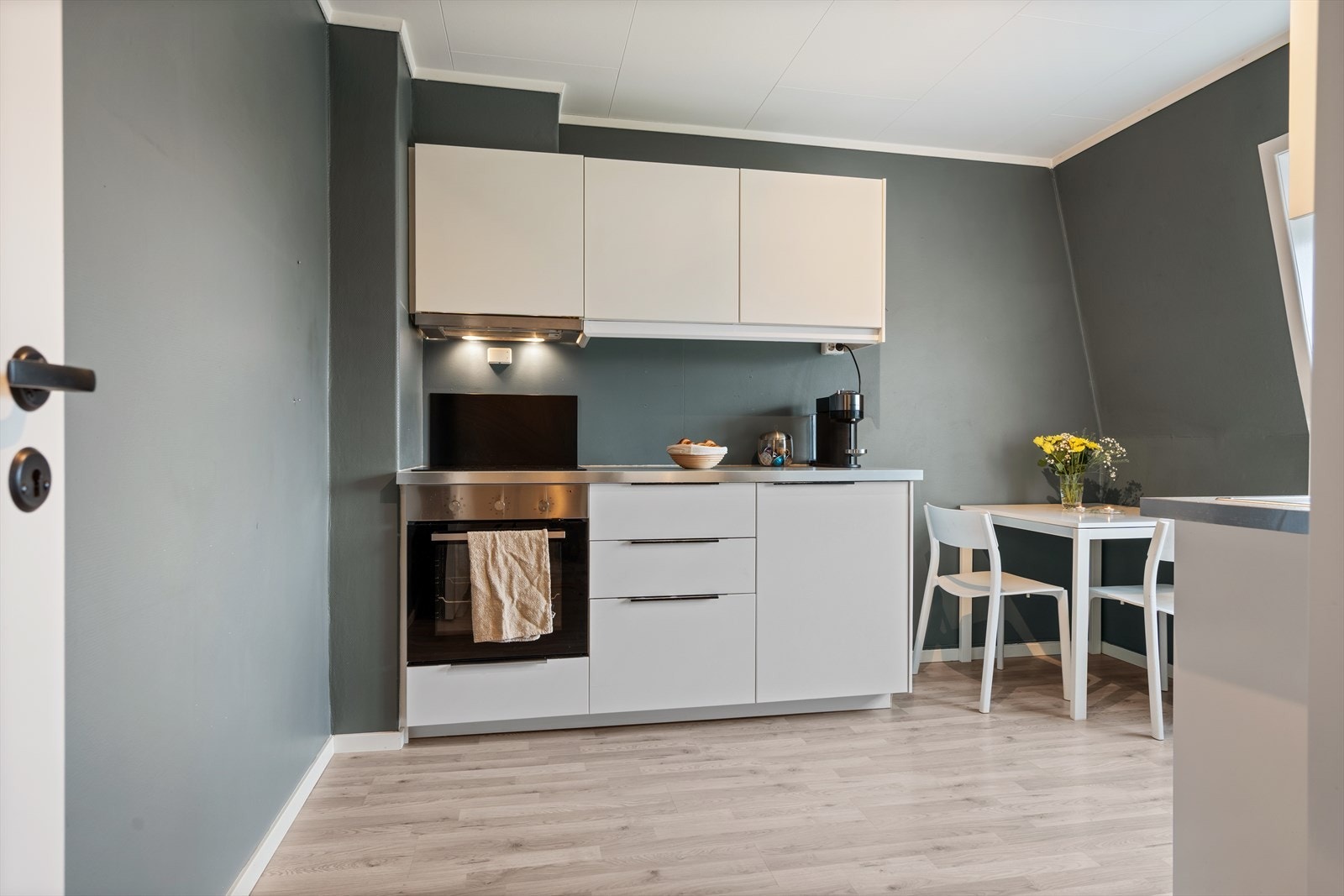 Praktisk, adskilt kjøkken med plass til spisebord. Ikeakjøkken med integrerte hvitevarer som komfyr, kjøleskap og oppvaskmaskin. Galleribilde