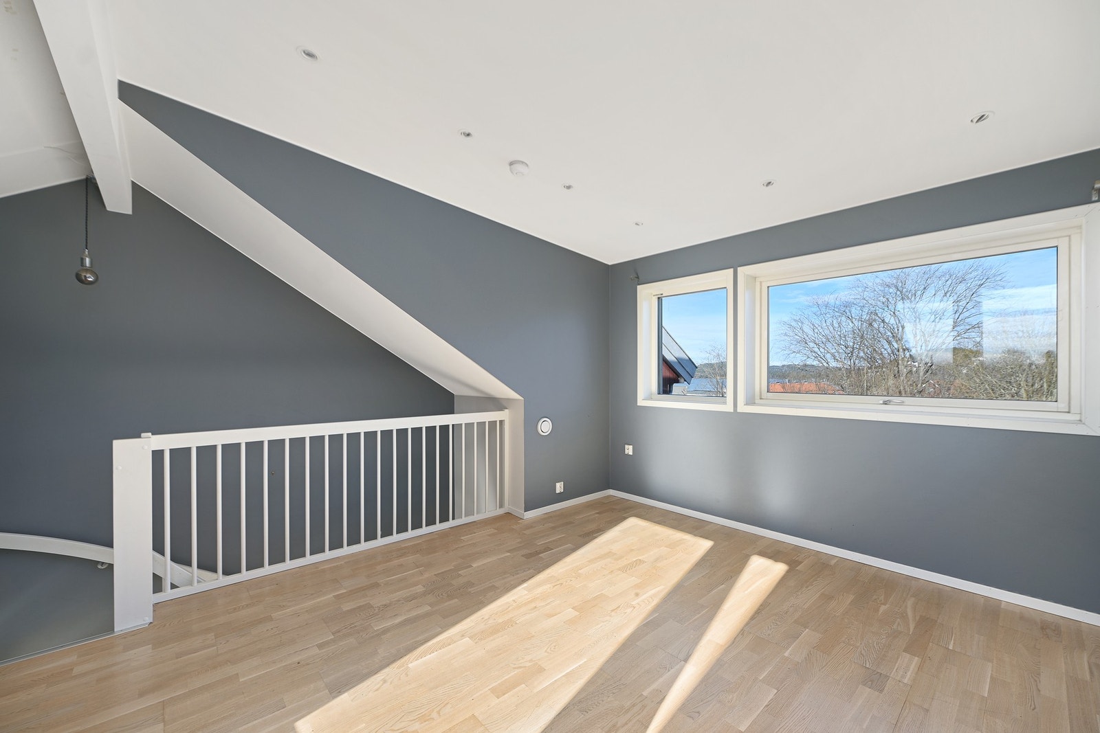 Stuen ligger i boligens 3. etasje og er et rom med særpreg og god atmosfære. Galleribilde