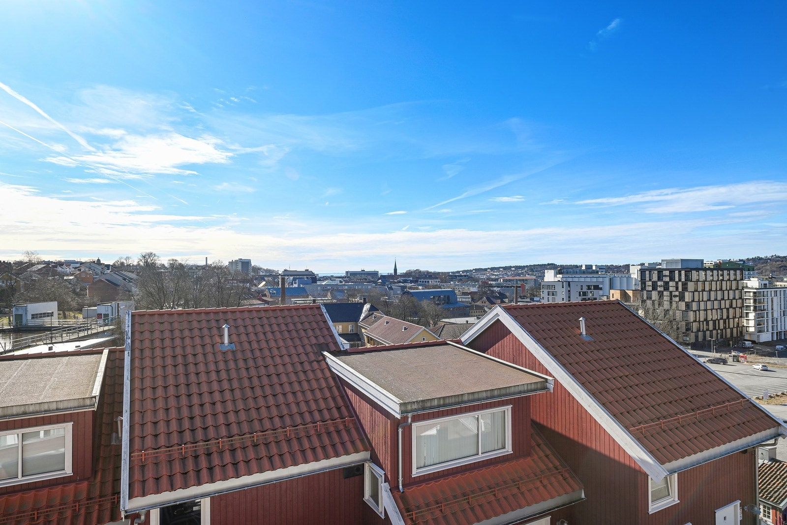 Det er kort gangavstand til Moss sentrum, med ca. 5 minutter til gågaten via bro over til Møllebyen. Galleribilde