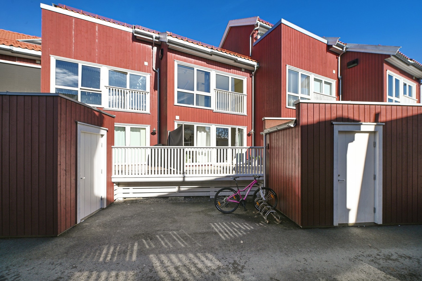 Boligen disponerer utvendig sportsbod og egen biloppstillingsplass, noe som gjør hverdagen både enkel og komfortabel. Galleribilde