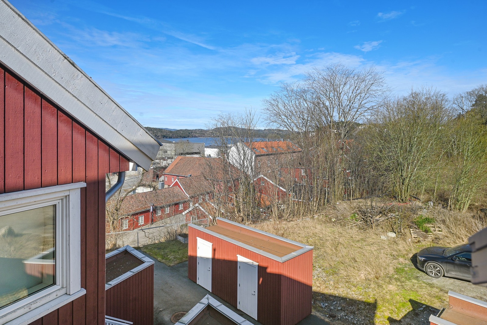 Utsikt over de historiske arbeiderboligene på Verket og videre mot Mossesundet. Galleribilde
