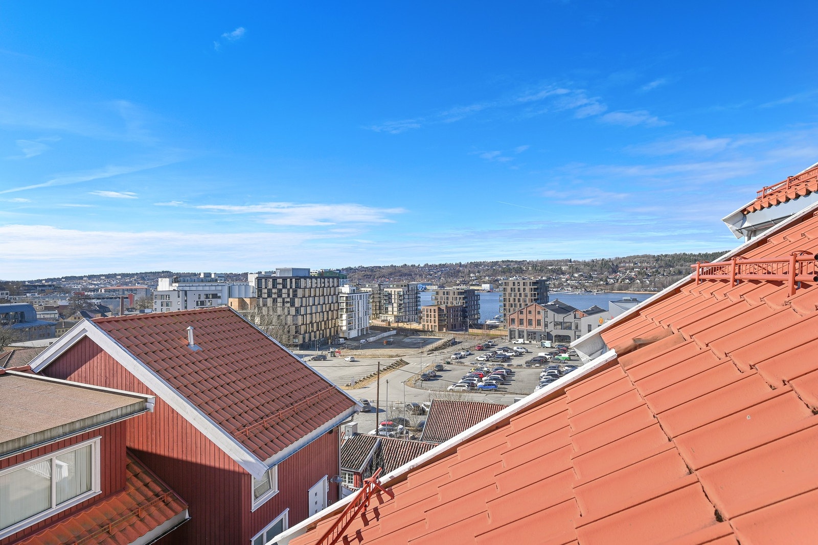 Her bor du med umiddelbar nærhet til Verket med strand, brygge, restauranter og barer, samtidig som området oppleves stille og rolig uten gjennomgangstrafikk. Galleribilde
