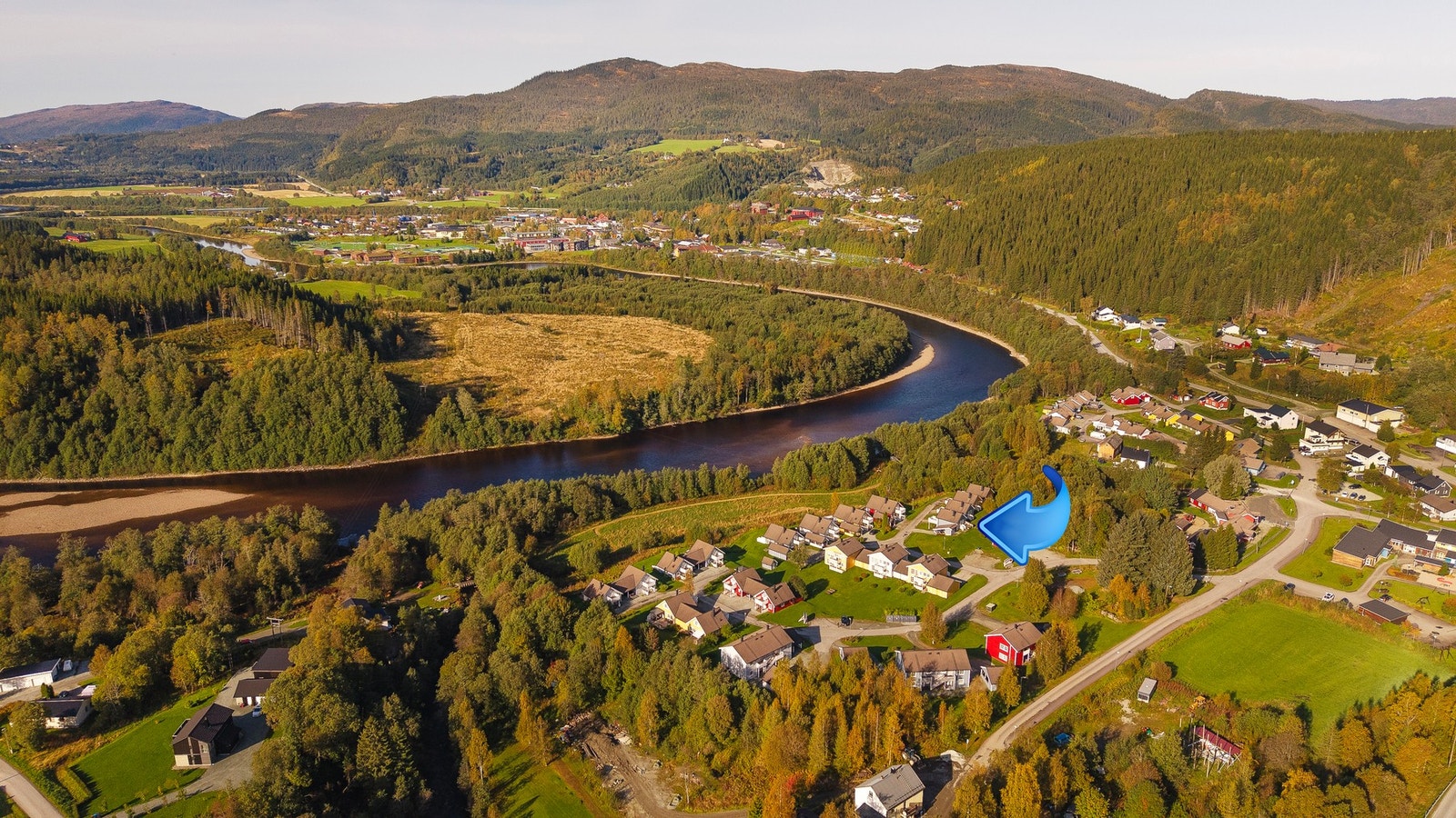 Boligen ligger i et veletablert boligområde ca 1,5 km sør-øst for Grong sentrum. Utsikt mot Geitfjellet i sørvest Galleribilde