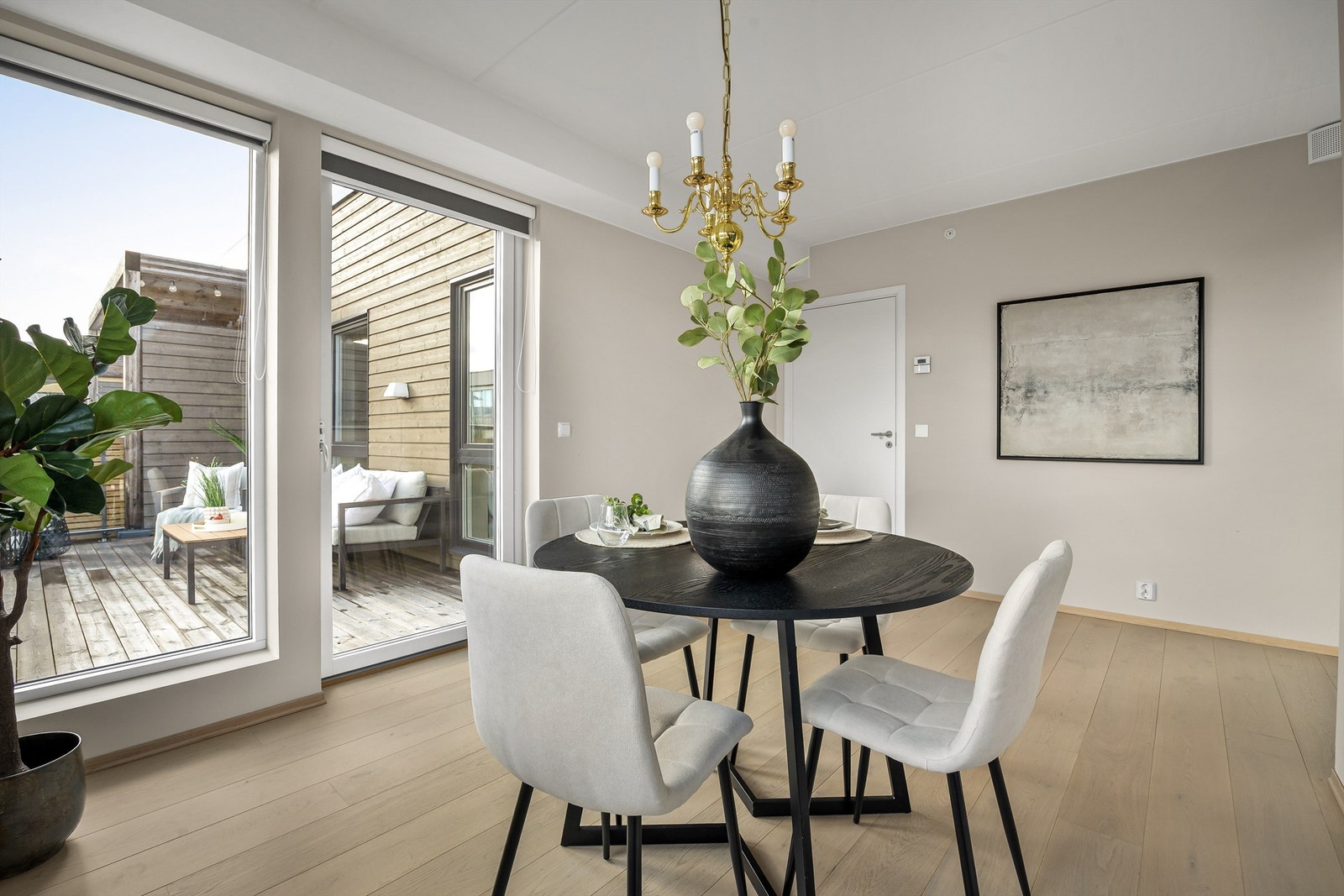 Fra spisestuen er det utgang til leilighetens andre balkong på ca. 13,5 kvm Galleribilde