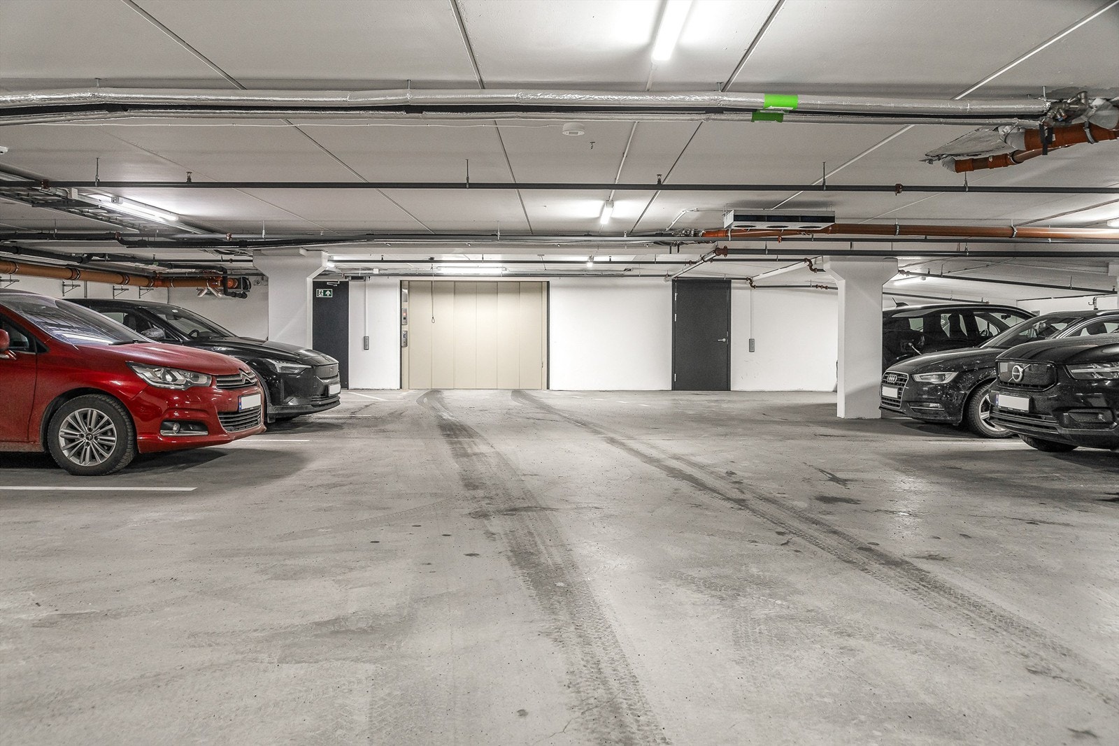 Medfølgende eksklusiv bruksrett på en fast parkeringsplass i garasjeanlegget Galleribilde