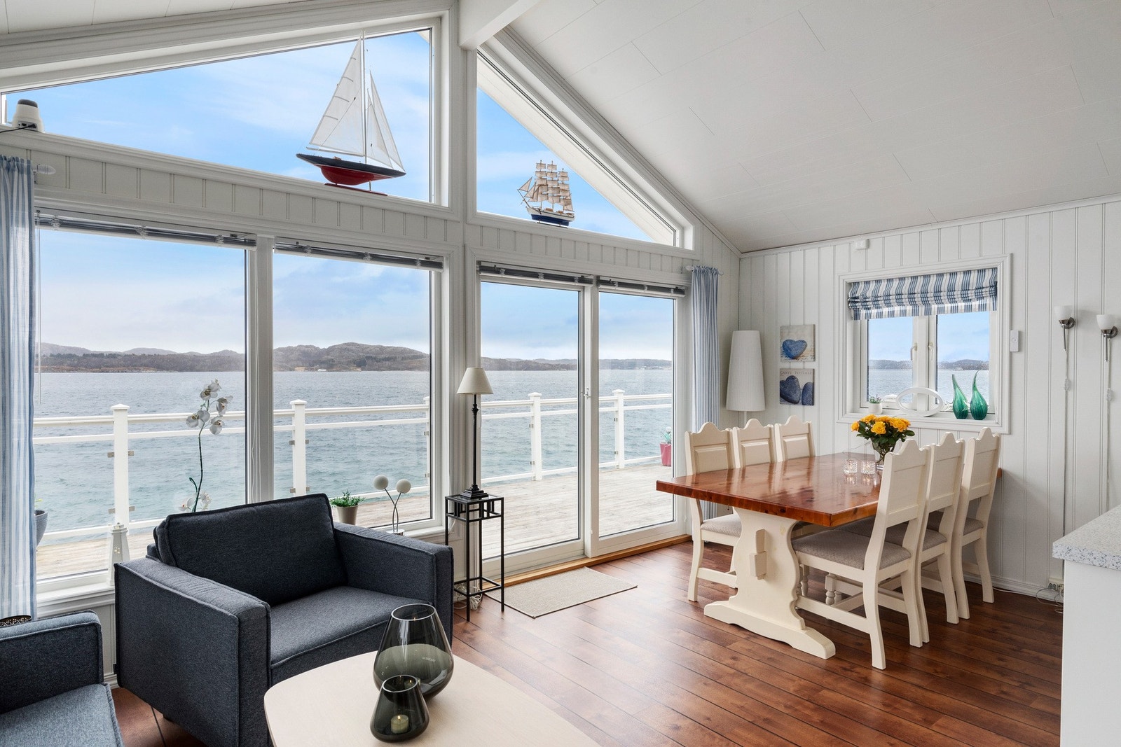 Hytten ble totalrenovert i 2006 hvor det ble utført en fasadeendring og satt inne nye vinduer, slik at man får rikelig med lysinnslipp og utnyttelse den fine sjøutsikten. Galleribilde