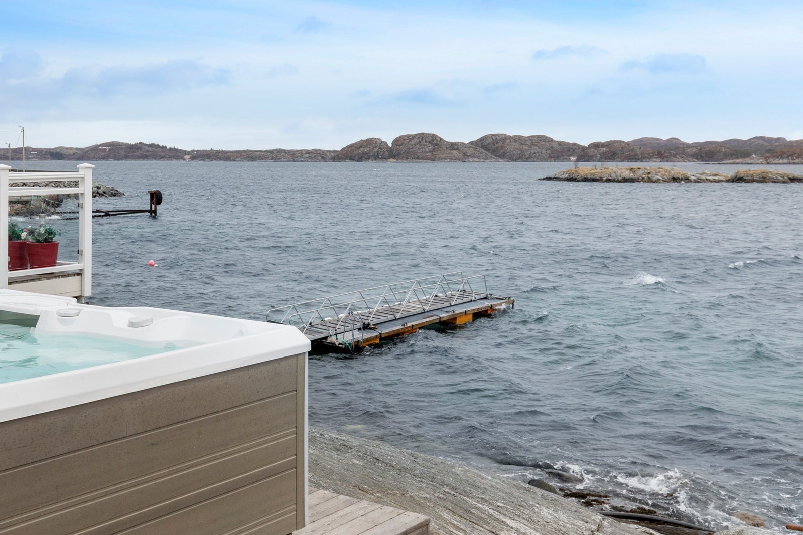 Brygga har landgang og plass til flere båter. Galleribilde