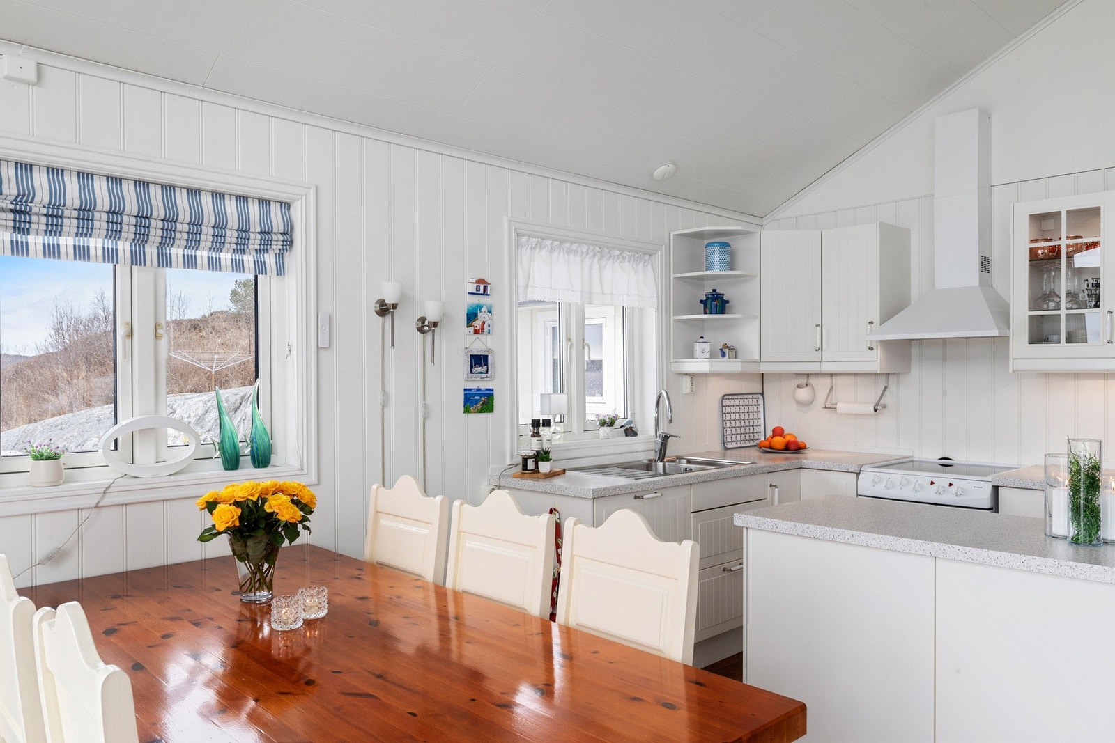 Kjøkkenet har folierte skrog med profilerte fronter og laminert benkeplate. Galleribilde