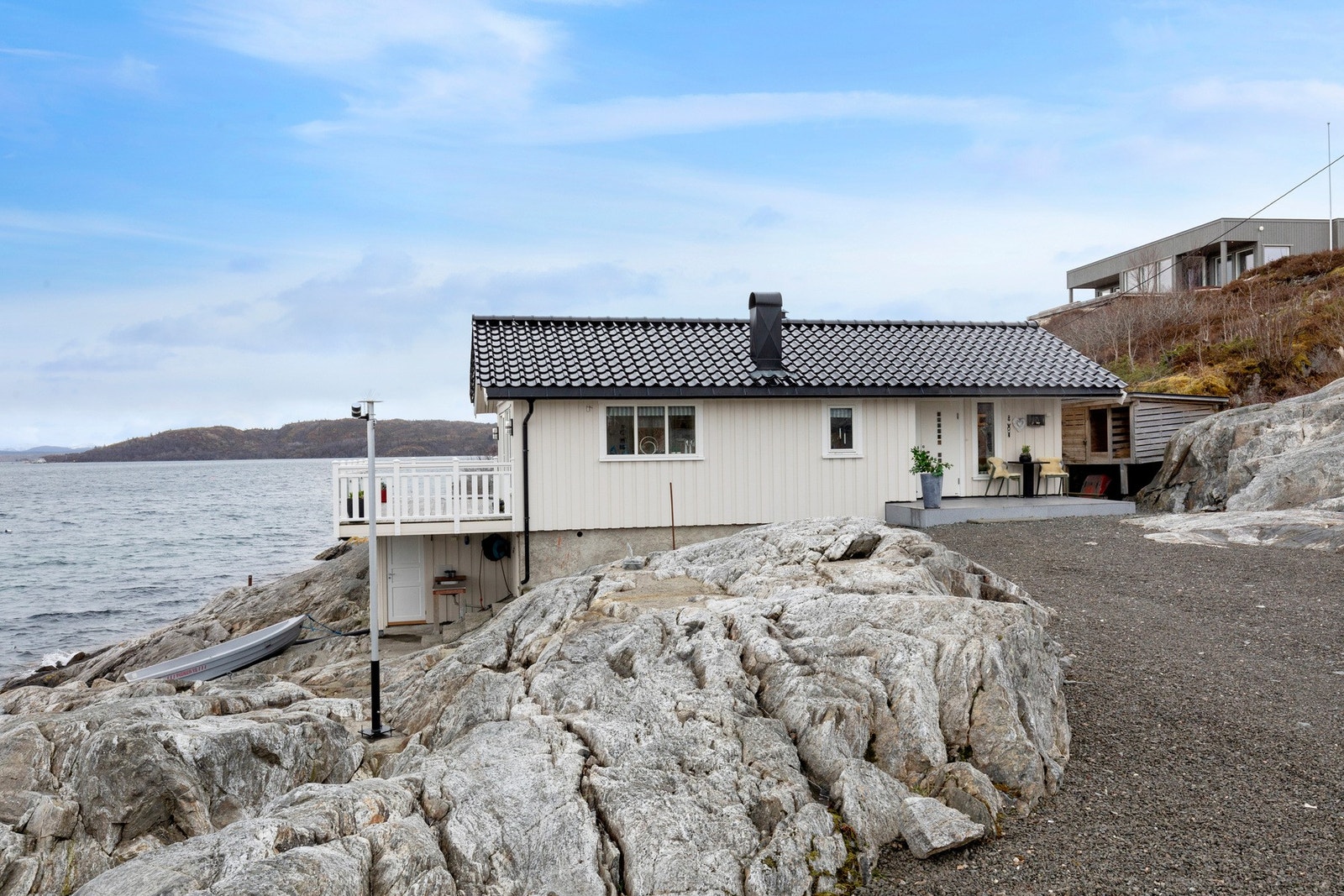 Det er helårs bilveg helt fram til inngangspartiet hvor det er god parkeringsplass på egen tomt. Galleribilde