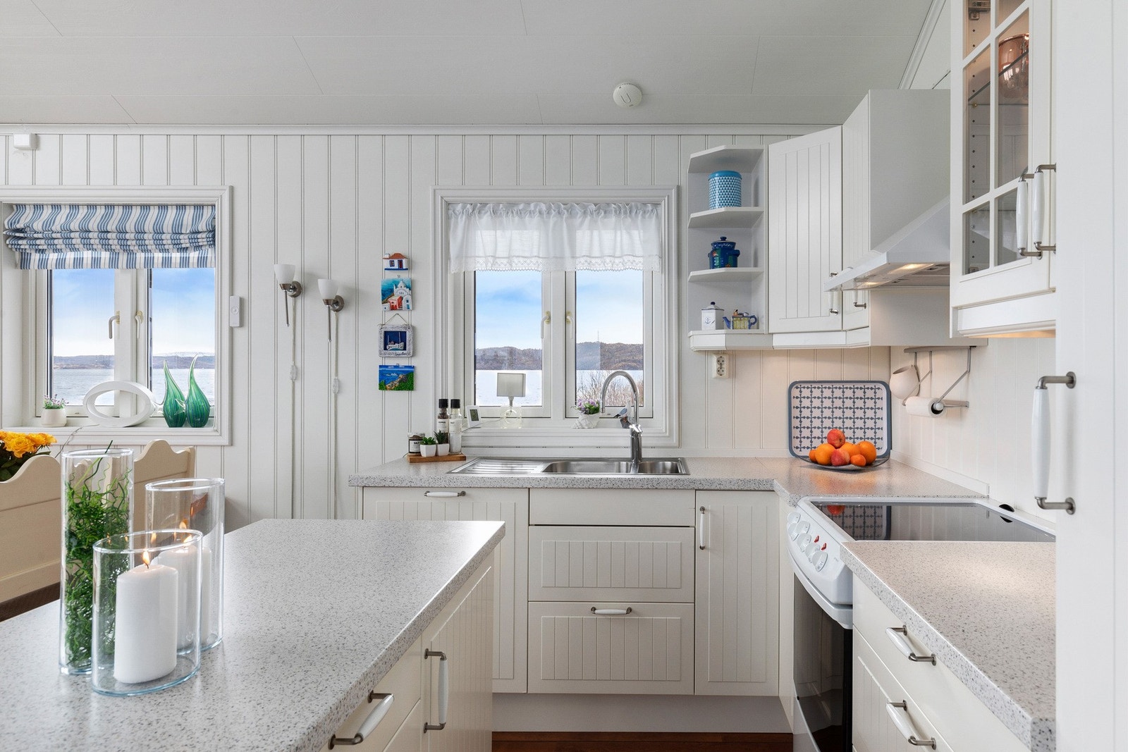 Kjøkkenet fremstår som lyst og praktisk med mye lagring- og benkeplass. Galleribilde