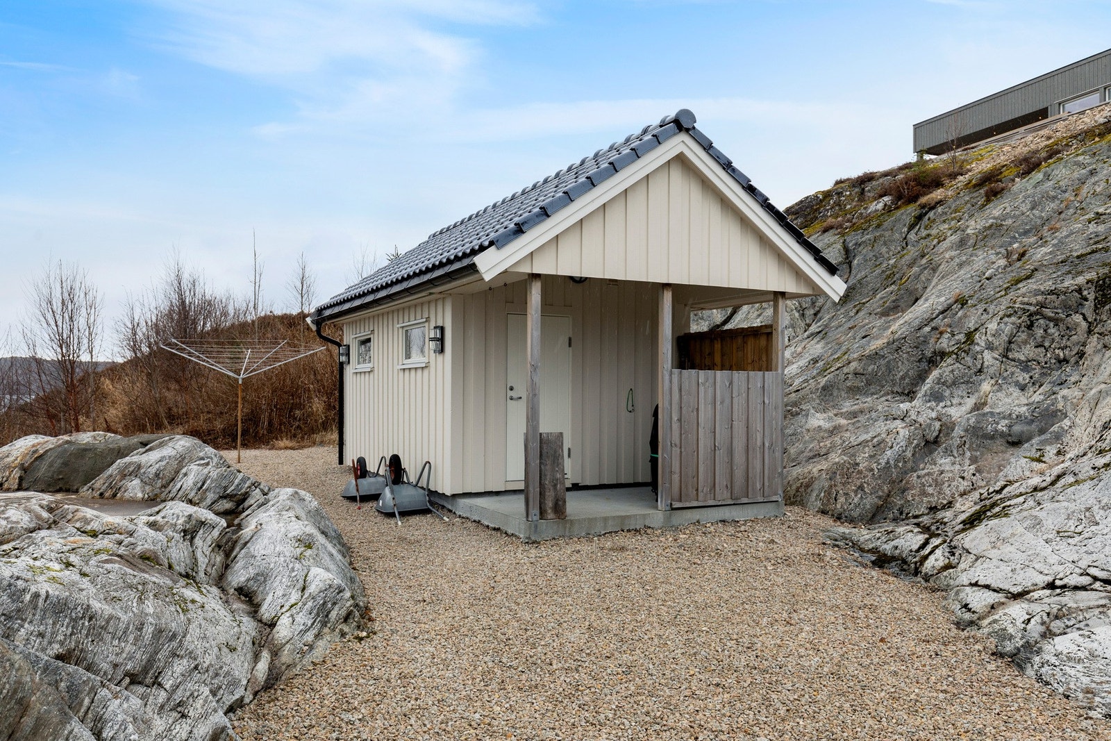 Hytta har et tilhørende uthus på 13 kvm som i dag brukes som redskapsbod. Galleribilde