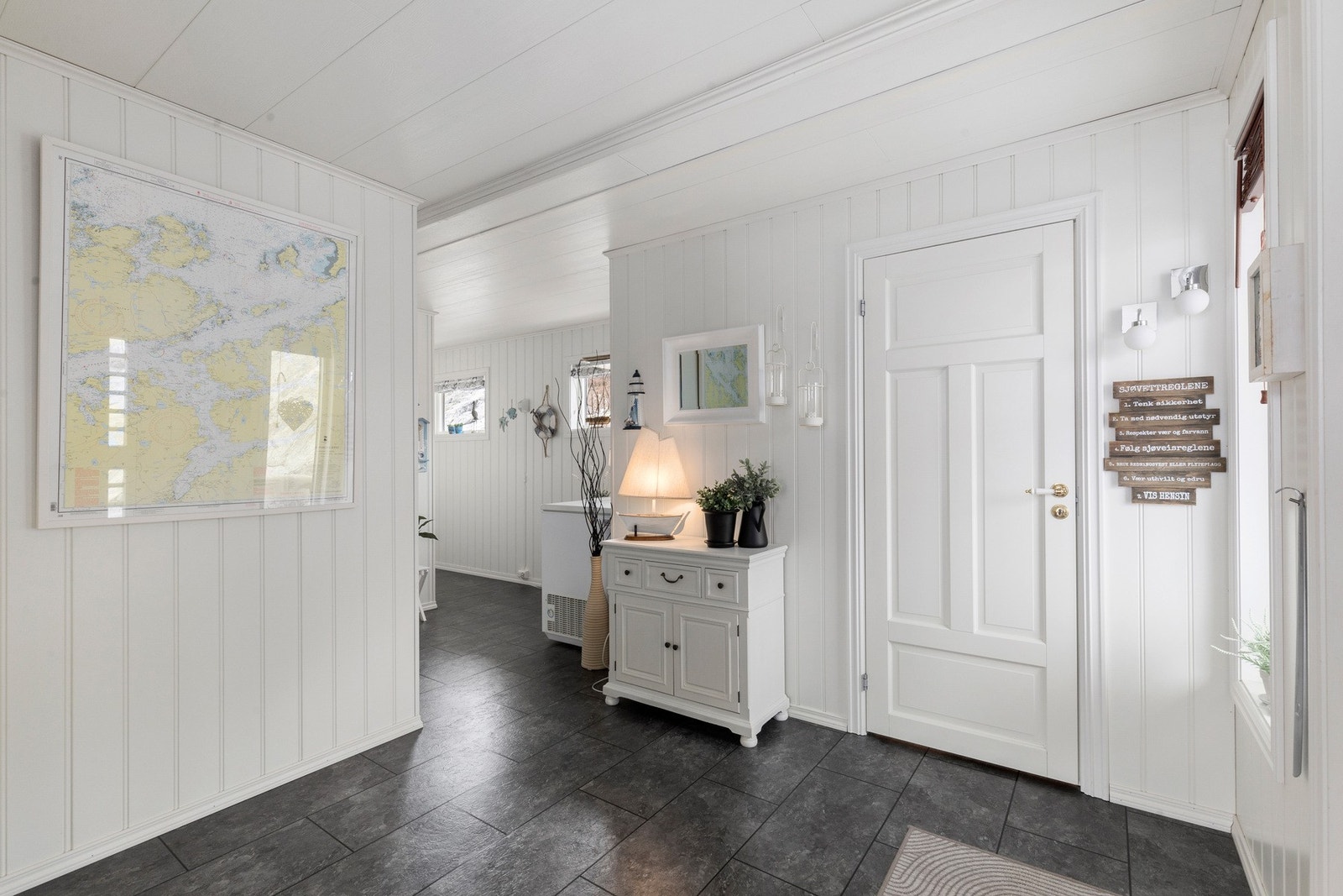 Den innvendige boden ligger lett tilgjengelig fra entreen hvor det er god plass til oppbevaring av klær og diverse. Galleribilde