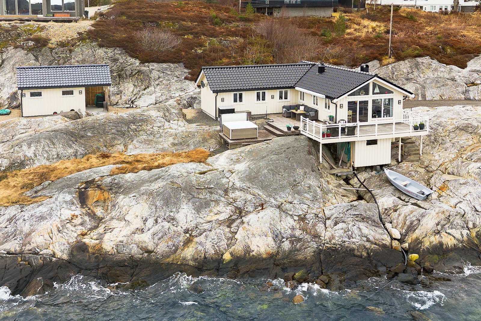 Eiendommen på over 2,2 mål har både strandlinje og privat brygge. Galleribilde