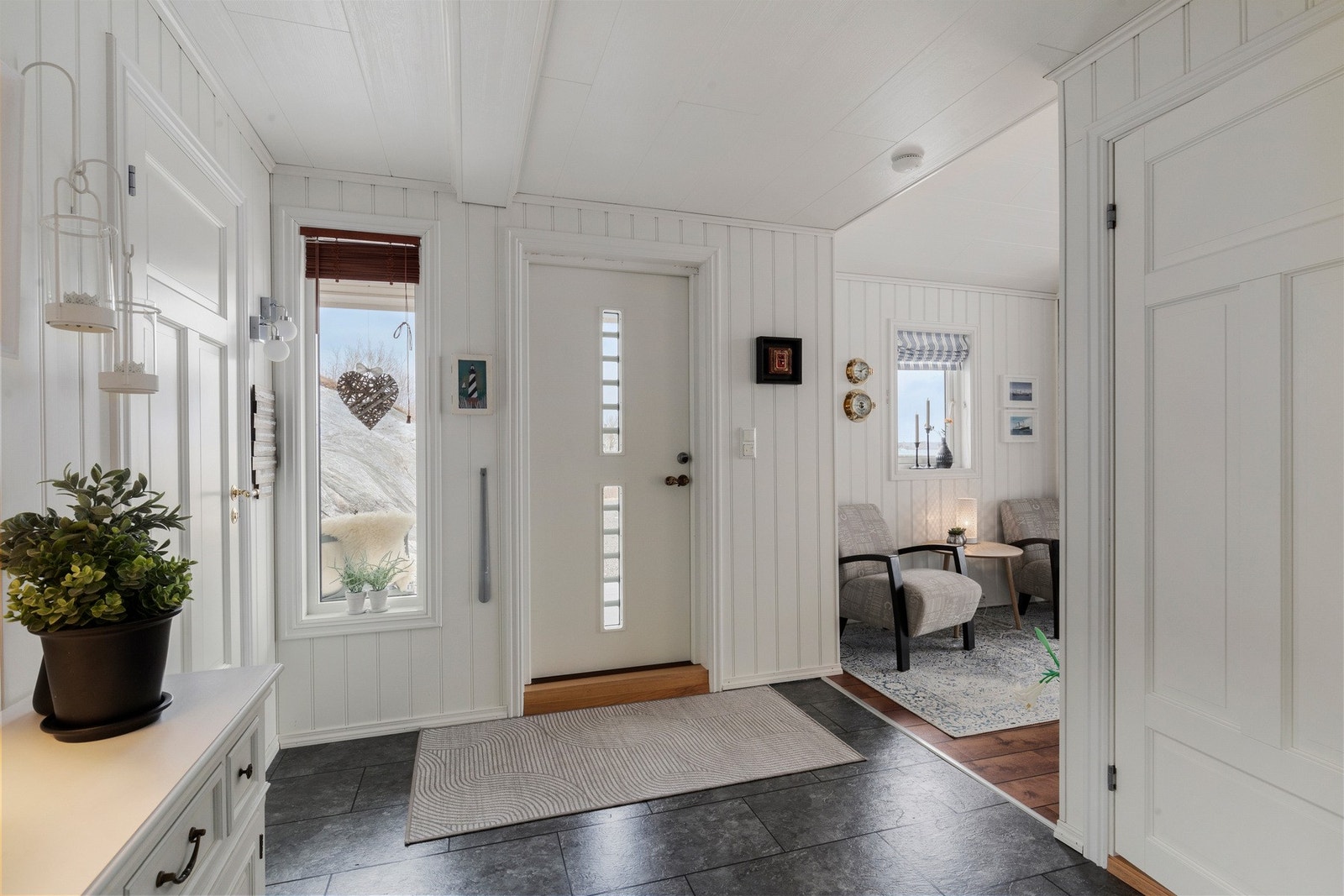 Lys og luftig entre som skaper et godt førsteinntrykk inne i hytten. Galleribilde