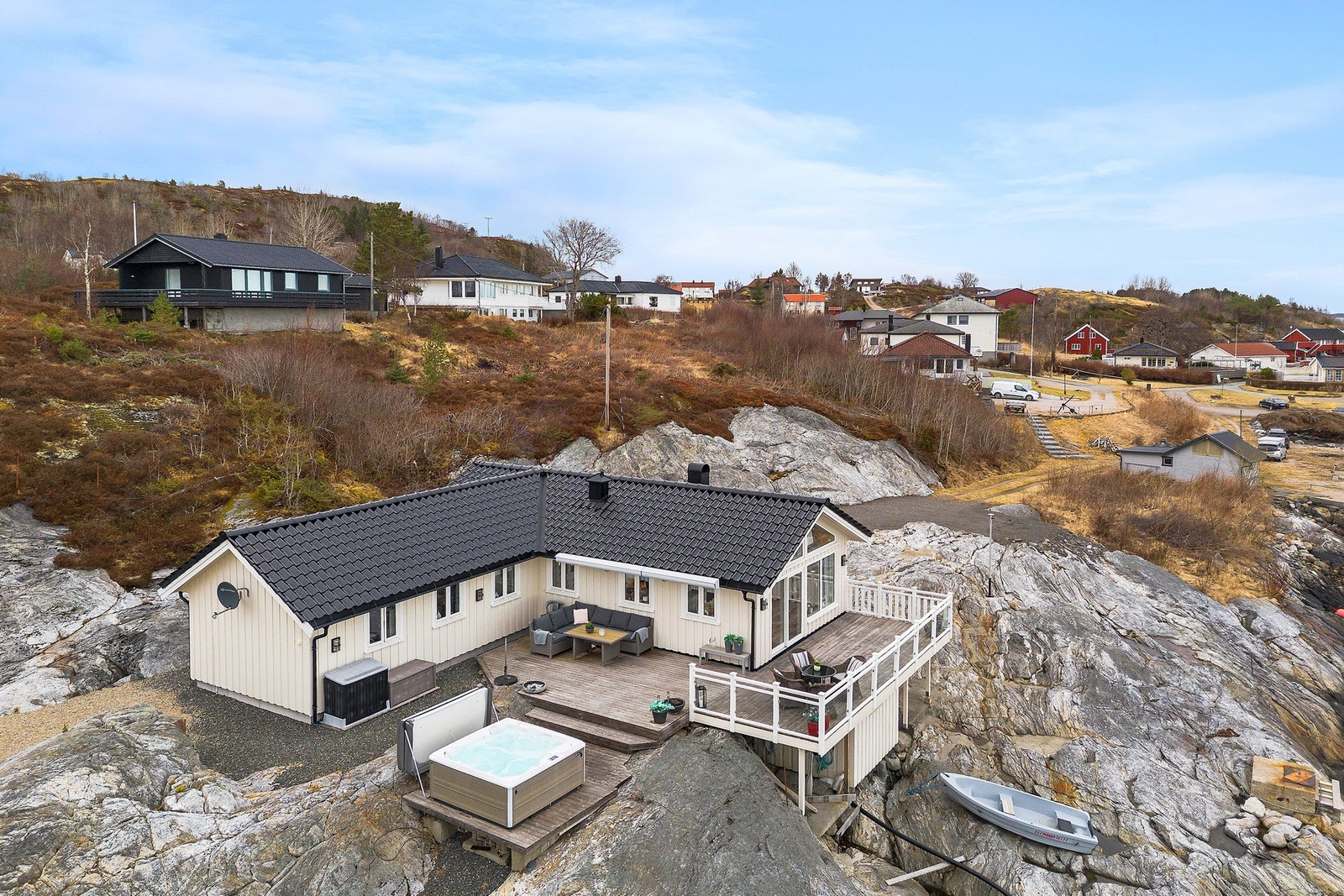 Hytta ble totalrenovert og påbygd i 2006 og kan brukes like godt på sommer som vinterstid. Galleribilde