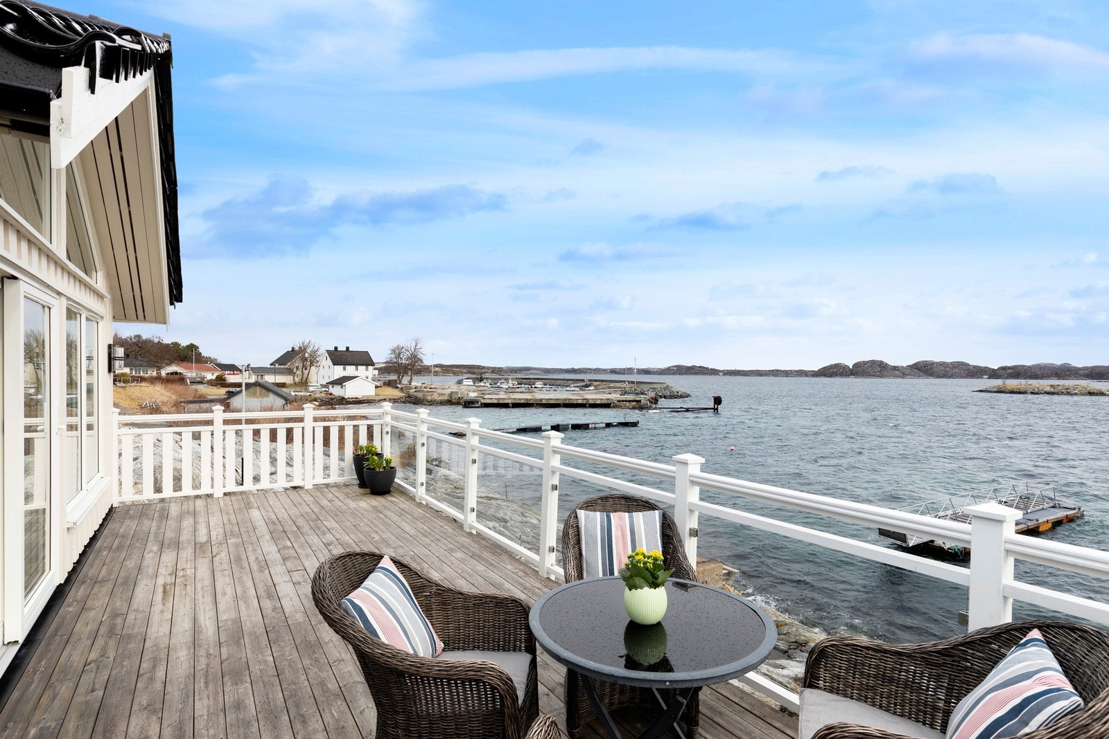 Ute har du en svært flott veranda på hele 62 kvm med delvis rekkverk i glass. Galleribilde