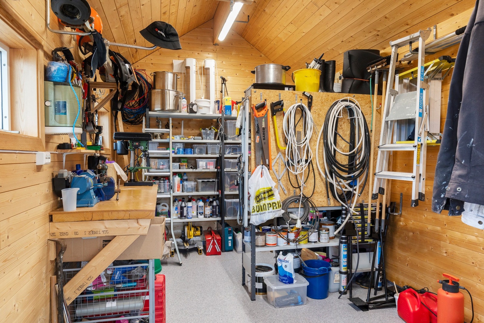 Uthuset er isolert og har varmekabler i gulv. Perfekt for utstyr. Galleribilde