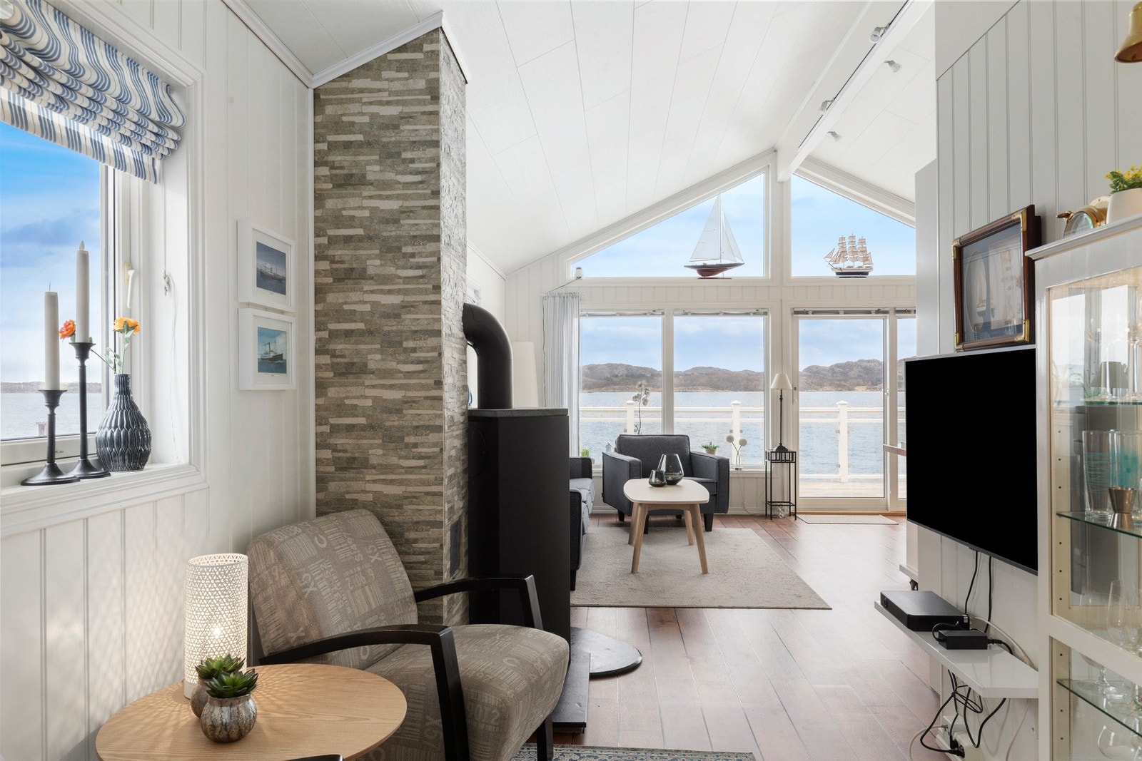 Her kan man innrede en egen sone for å nyte utsikten, samtidig som man har en separat og lunere del for avslappning foran TV`en. Galleribilde