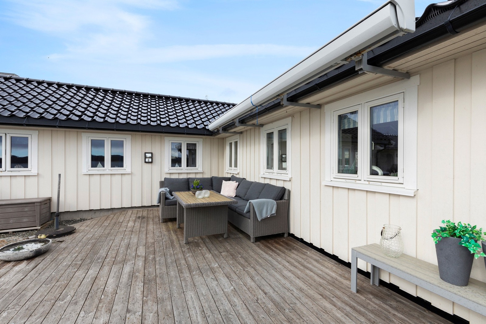 Her har man plass til en lunere sofakrok, perfekt dersom man ønsker å trekke seg litt tilbake. Elektrisk markise følger også med handelen. Galleribilde