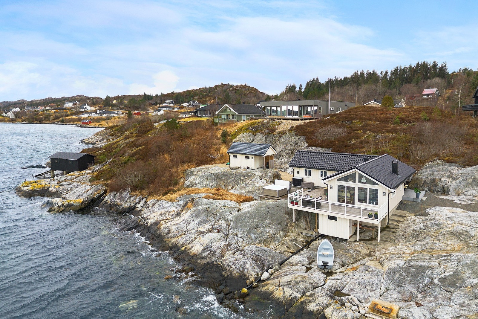 Velkommen til Pensjonatbakkan 8! En idyllisk fritidseiendom med nydelig fjordutsikt. Galleribilde