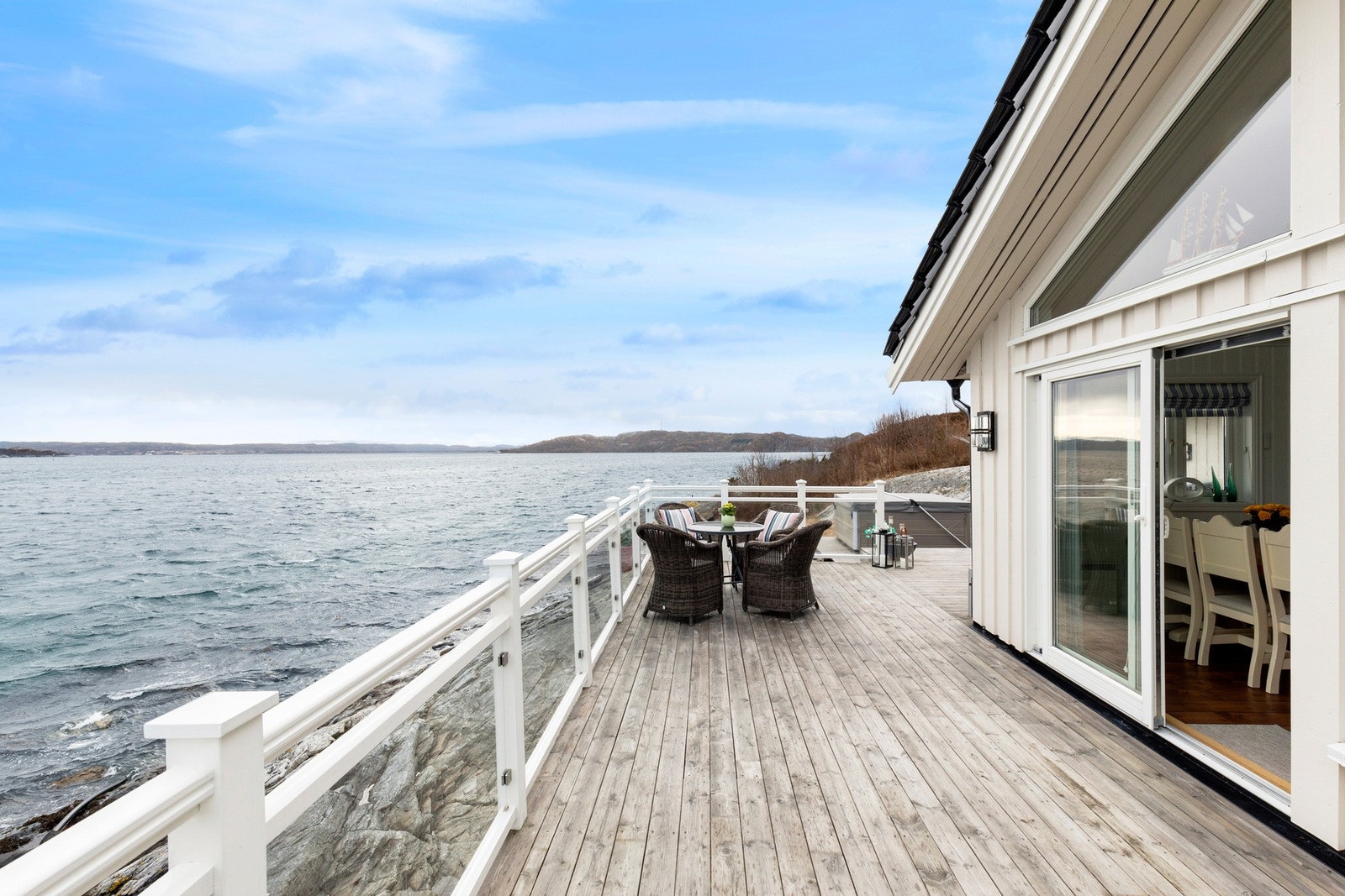 Eiendommen byr på meget gode solforhold på dagtid. Perfekt for kunne nyte lange og solrike dager. Galleribilde