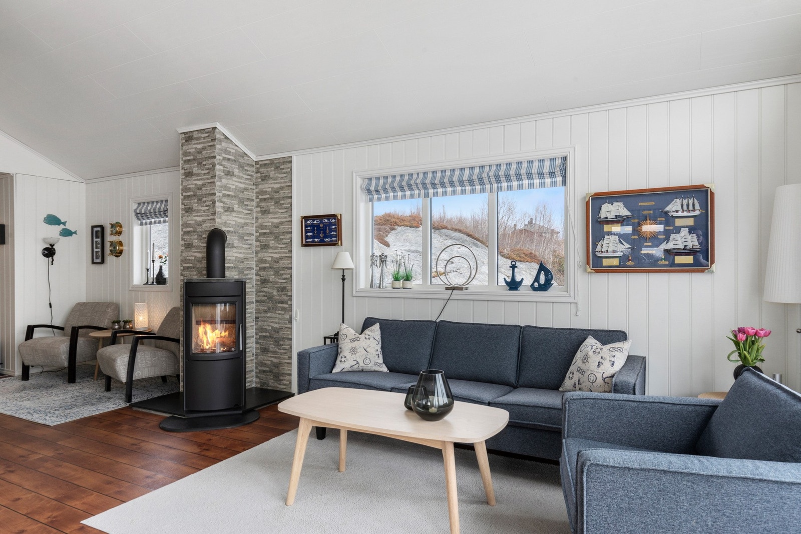 Vedovnen bidrar til en lun og koselig atmosfære, og skaper et godt skille mellom de ulike sonene i stuen. Galleribilde