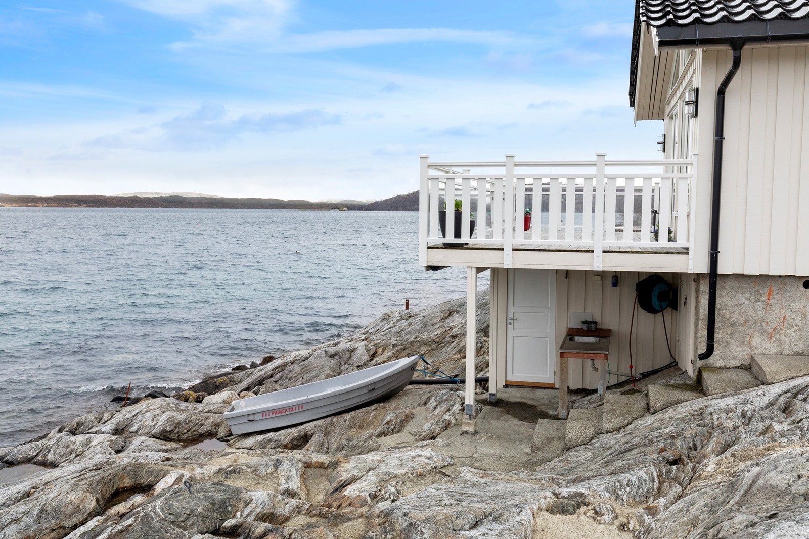 Under terrassen er det en praktisk bod, hvor dagens eiere bruker dette som sløyebod til fisk. Galleribilde