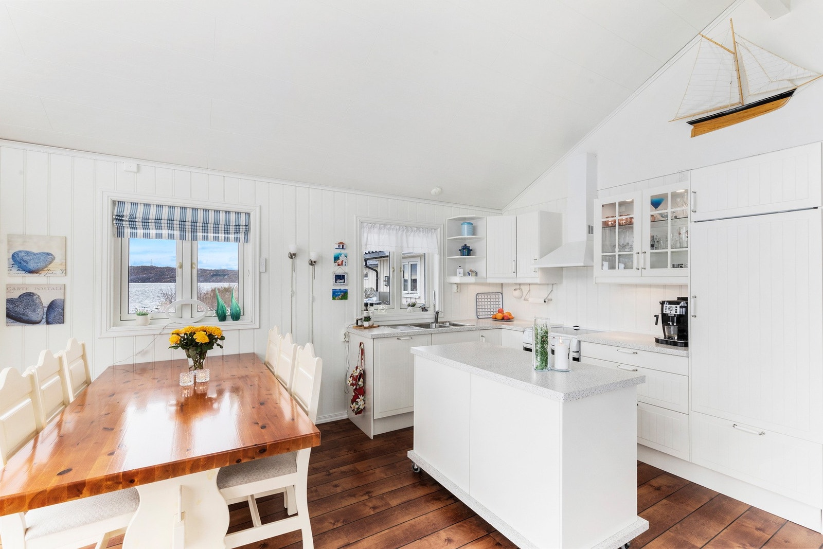 Her har man plass til gode spisebordsareal for å kunne nyte gode måltid sammen med familie og venner. Galleribilde