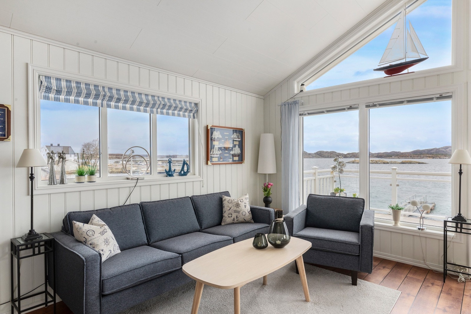 Hytten fremstår som gjennomført og trivelig, hvor fargevalget innvendig gjenspeiler omgivelsene rundt. Galleribilde