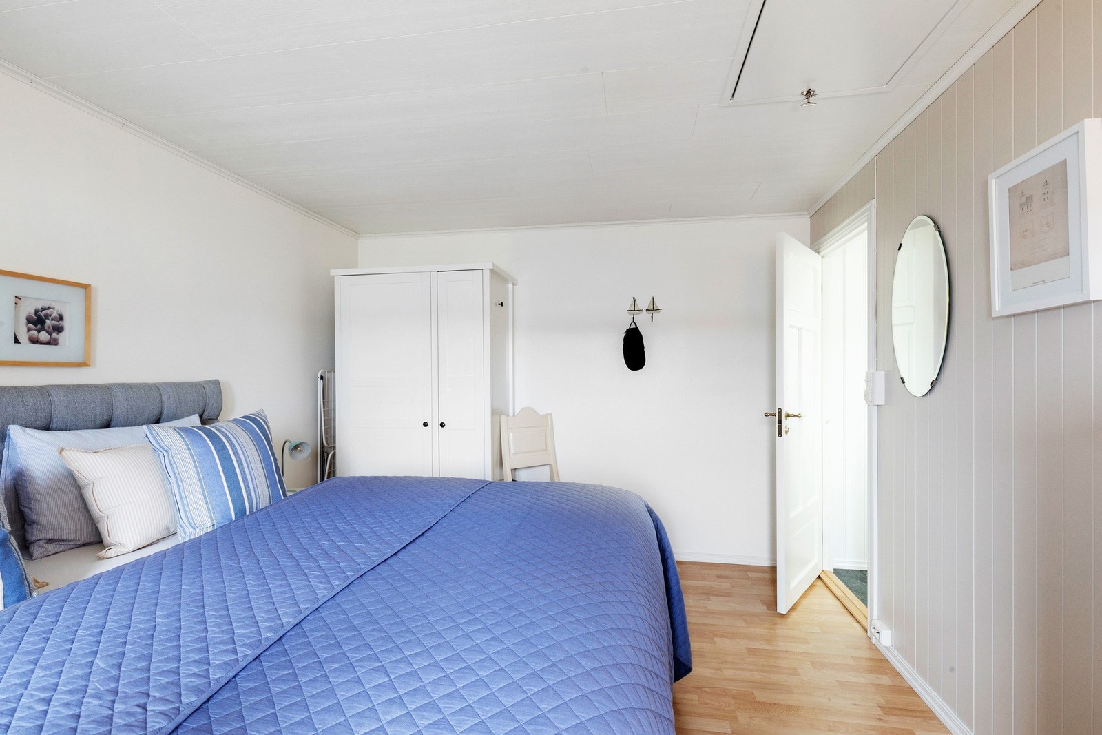 Her er det rikelig med plass til dobbeltseng, skap og oppbevaring. Legg merke til luke opp til lagringsloft. Galleribilde