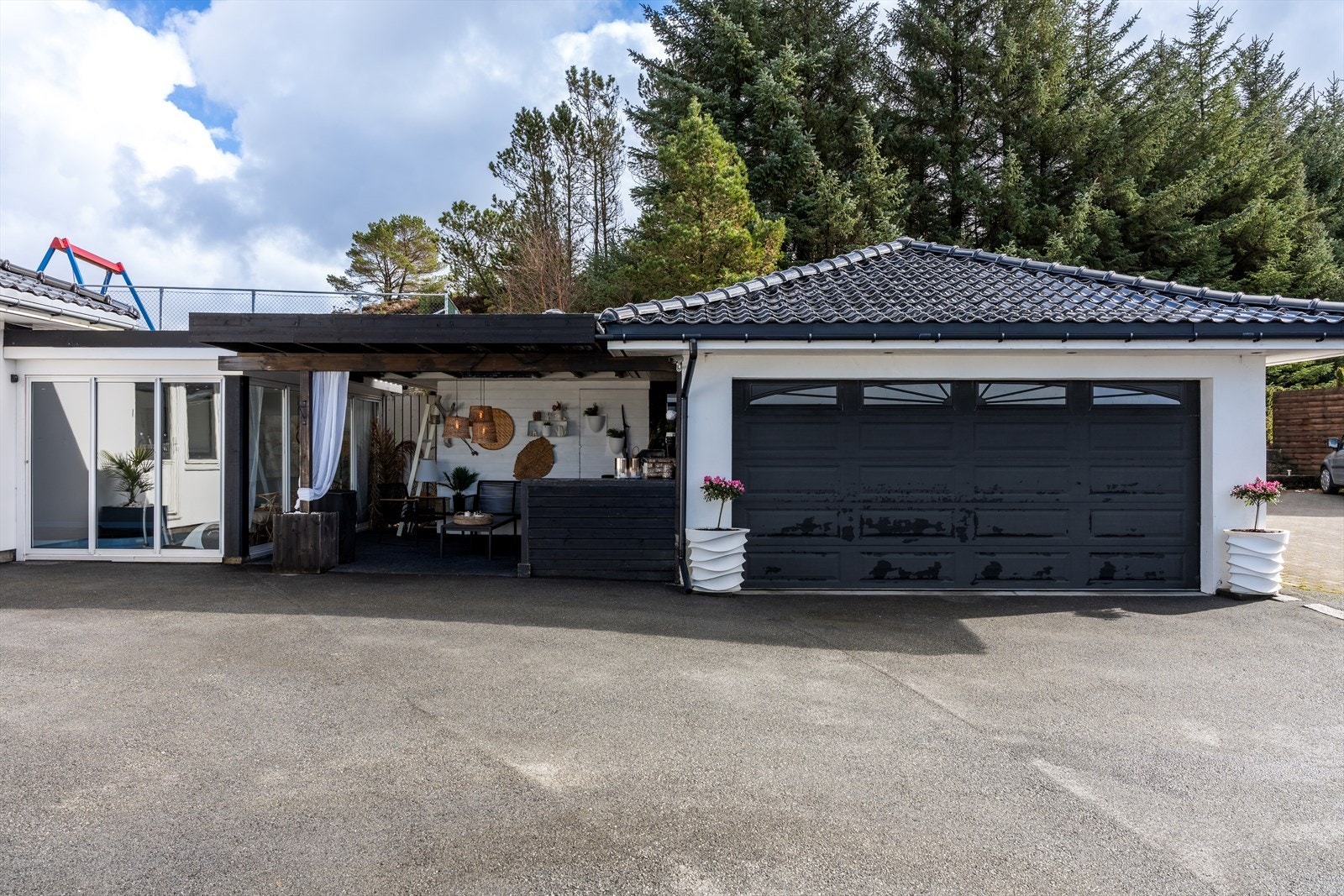 God plass til parkering i garasje og eget gårdsrom. Galleribilde