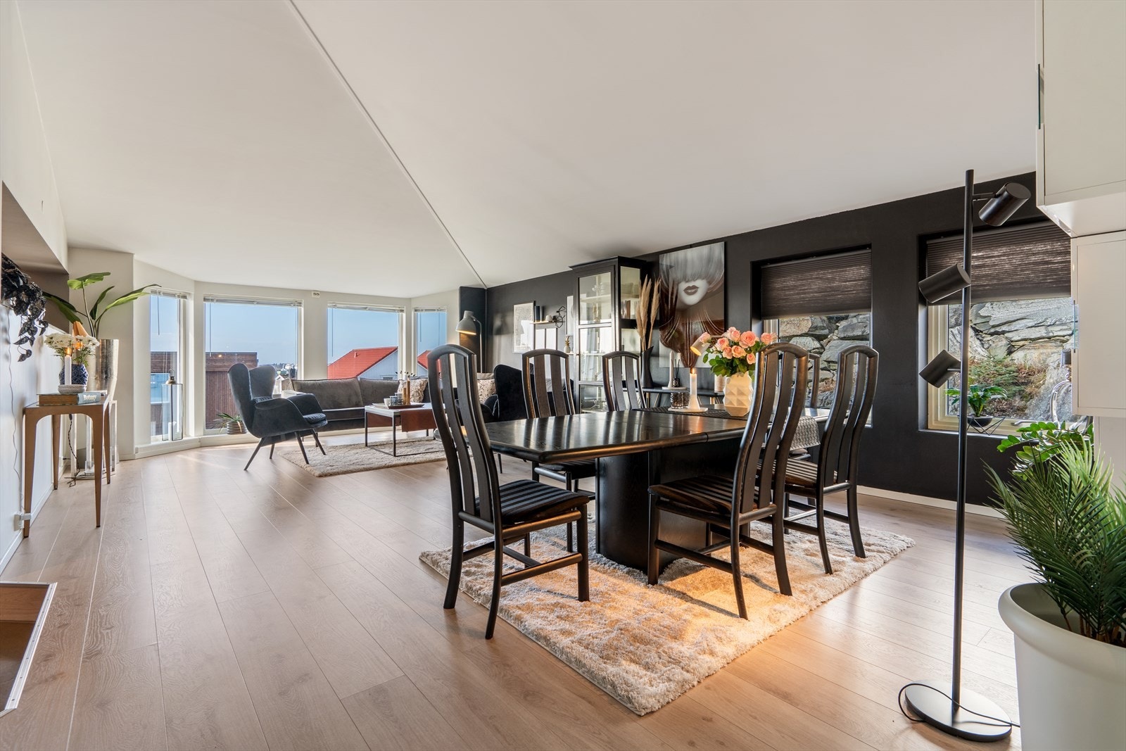 Familiens oppholdsrom - her nytes gode måltider! Galleribilde