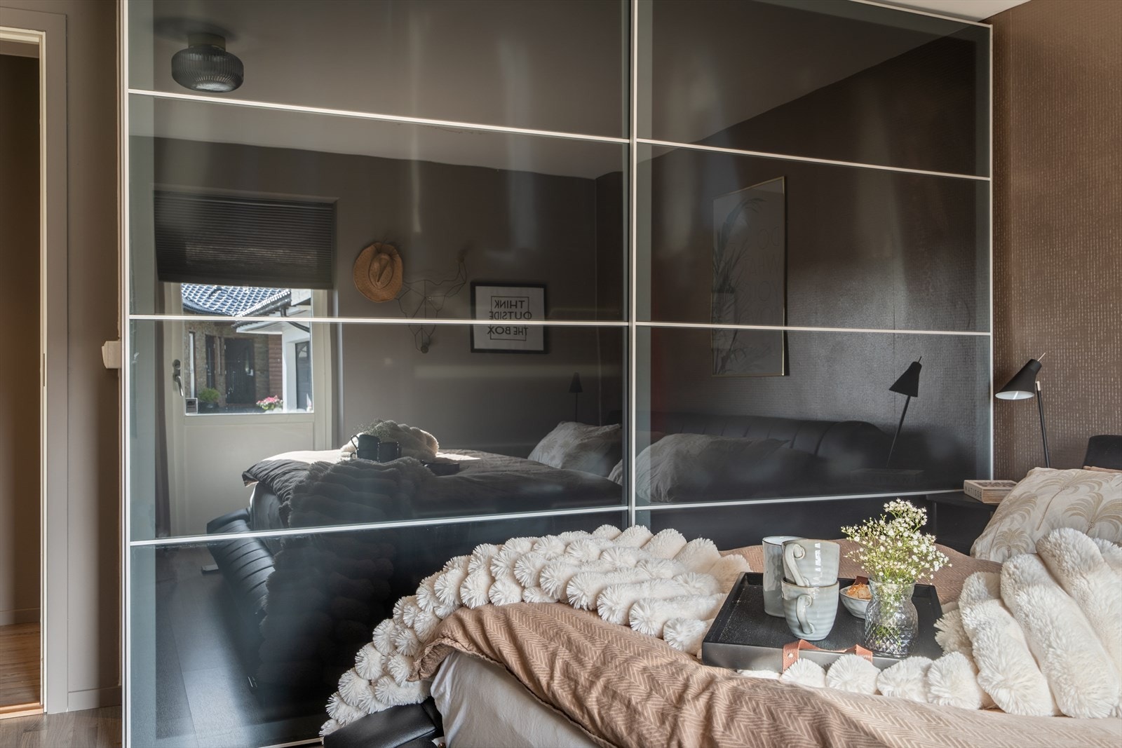 Skyvedørsgarderobe på hovedsoverom. Galleribilde