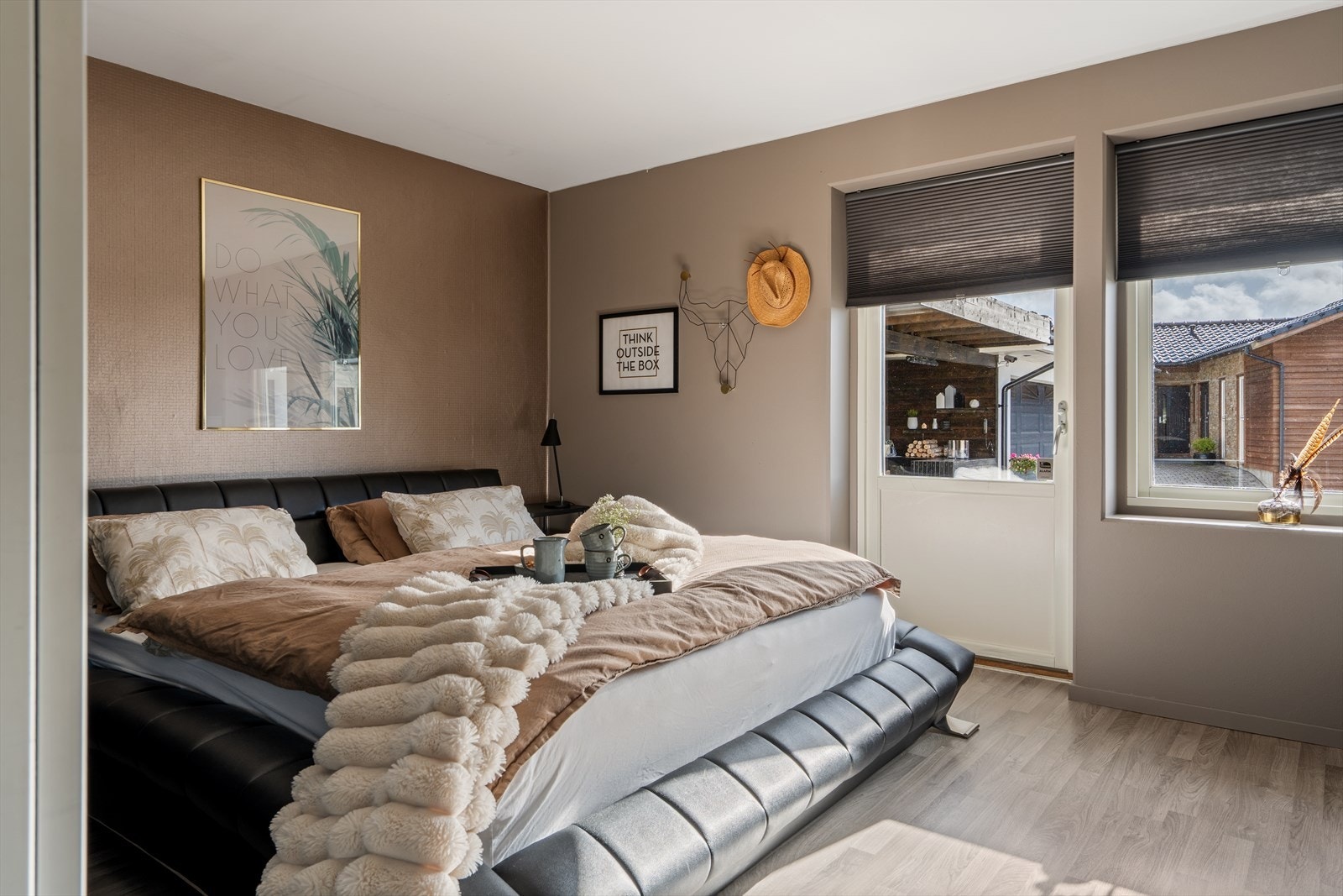 Hovedsoverom med direkte utgang og lune, flotte farger. Galleribilde