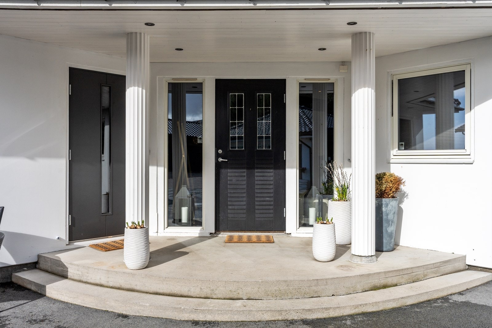 Flott inngangsparti med dekorative, klassiske søyler. Galleribilde