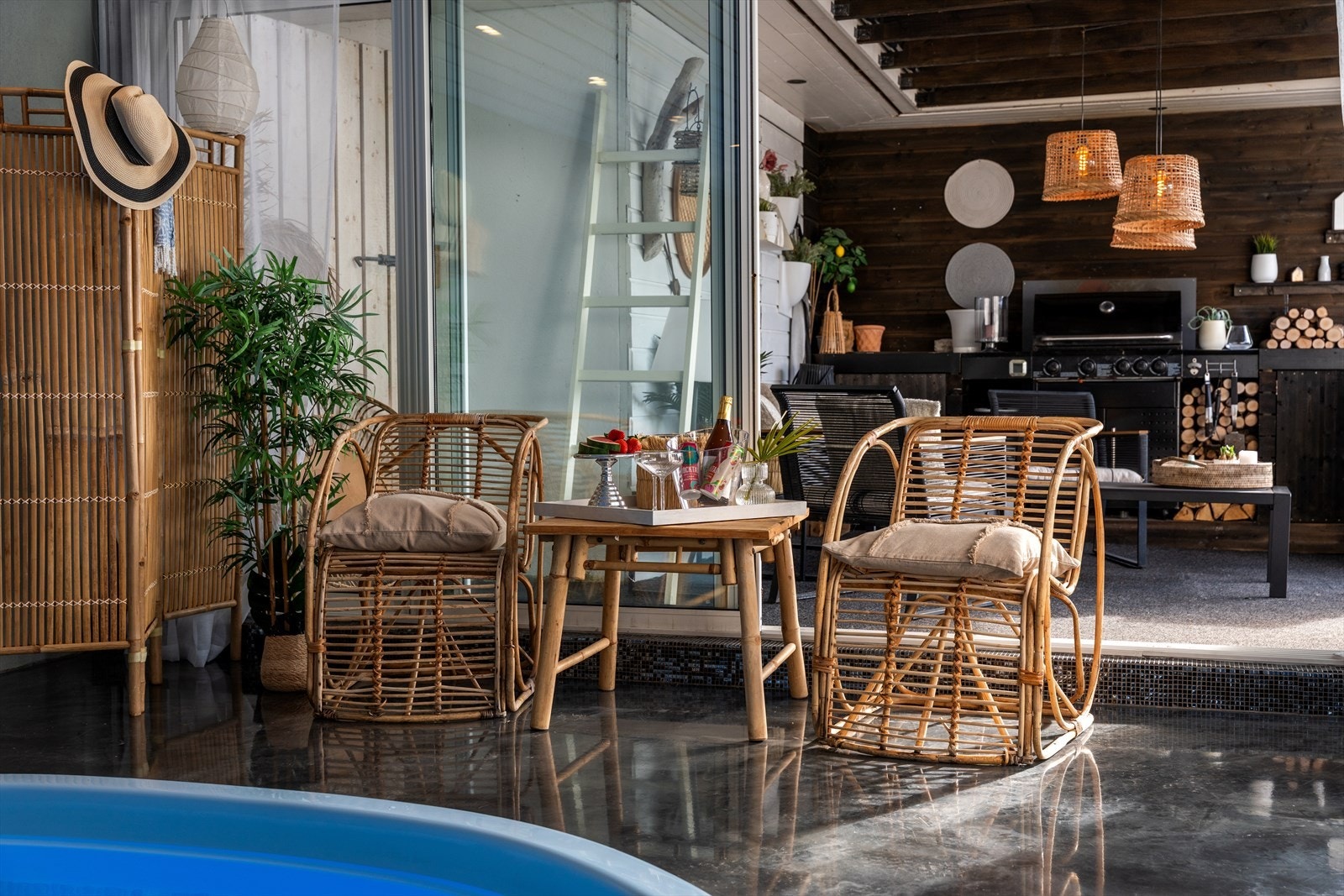 Innbydende grill- og loungeområde med eget basseng - perfekt for sosiale stunder. Galleribilde